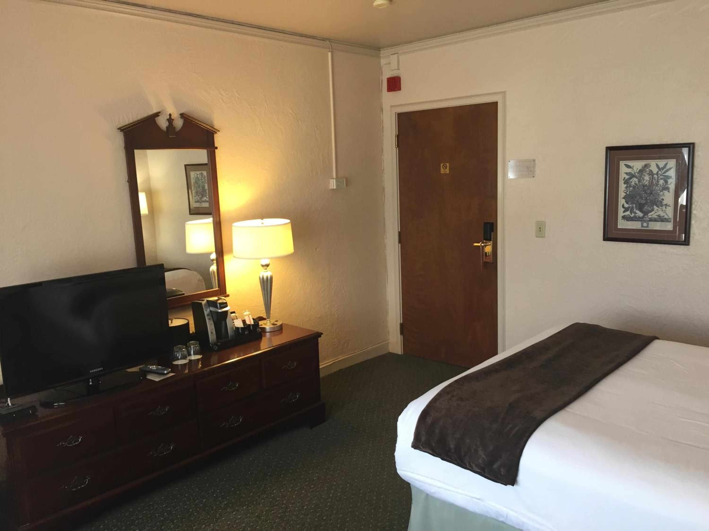 Deluxe Queen Room - Photo 4