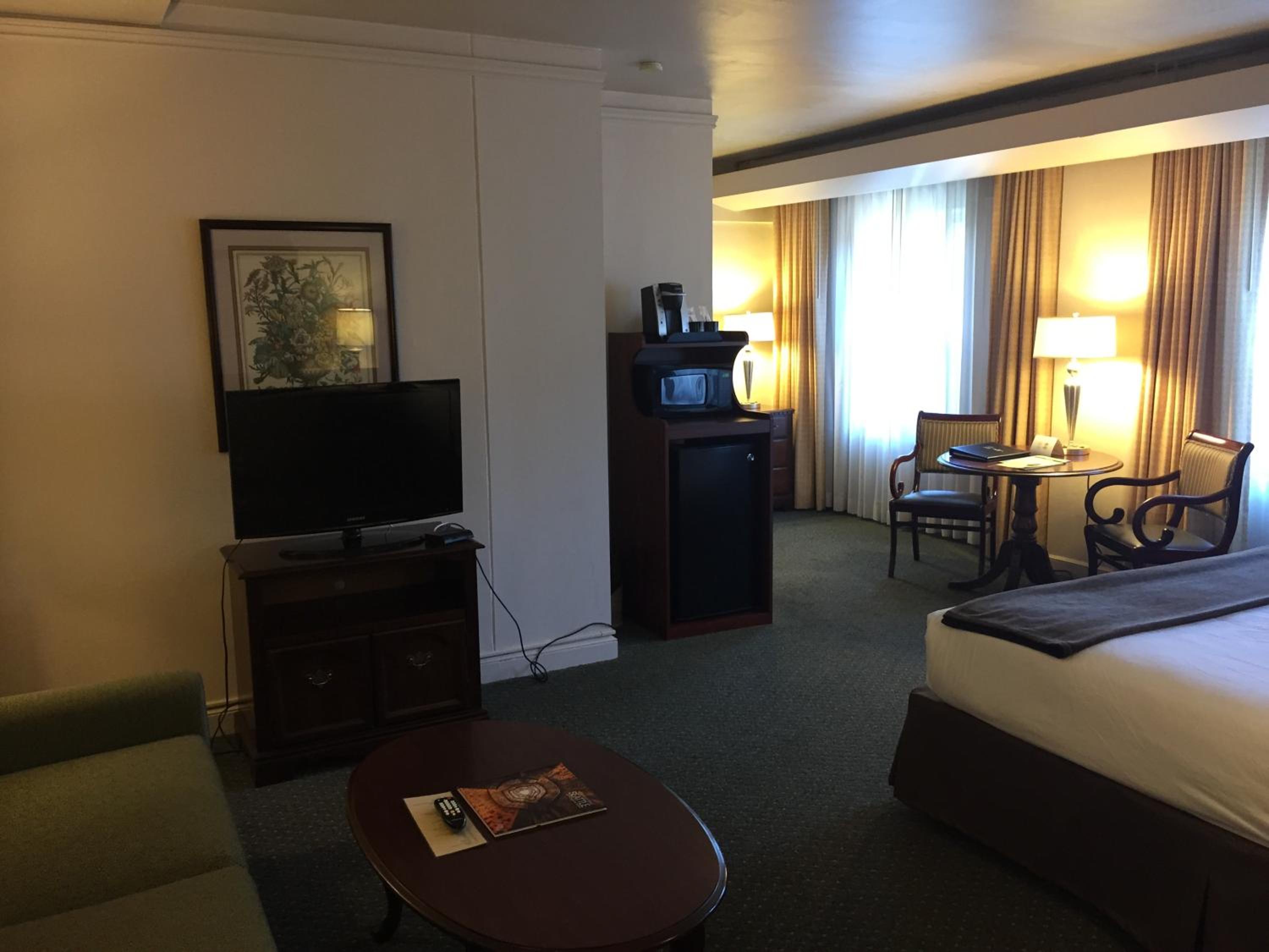 Junior Suite with King Bed - Photo 3