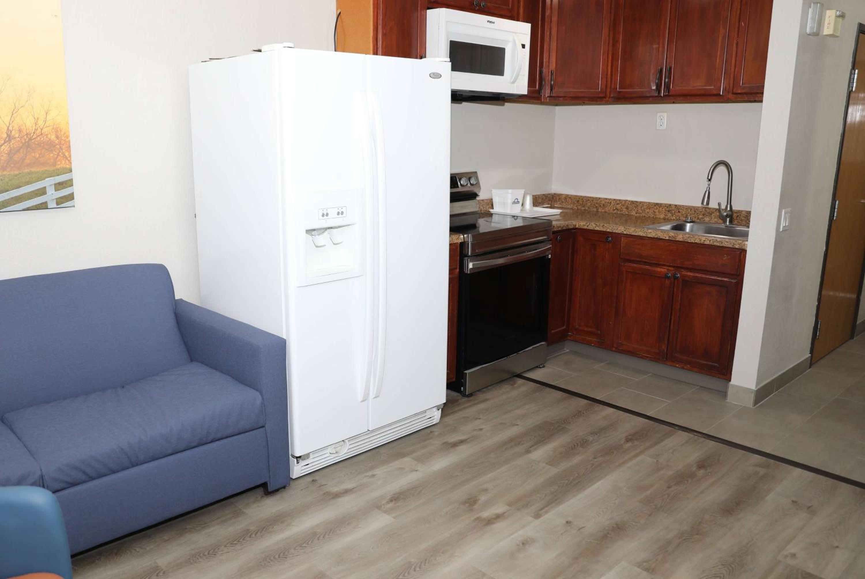 King Suite with Sofa - Non-Smoking - Photo 5
