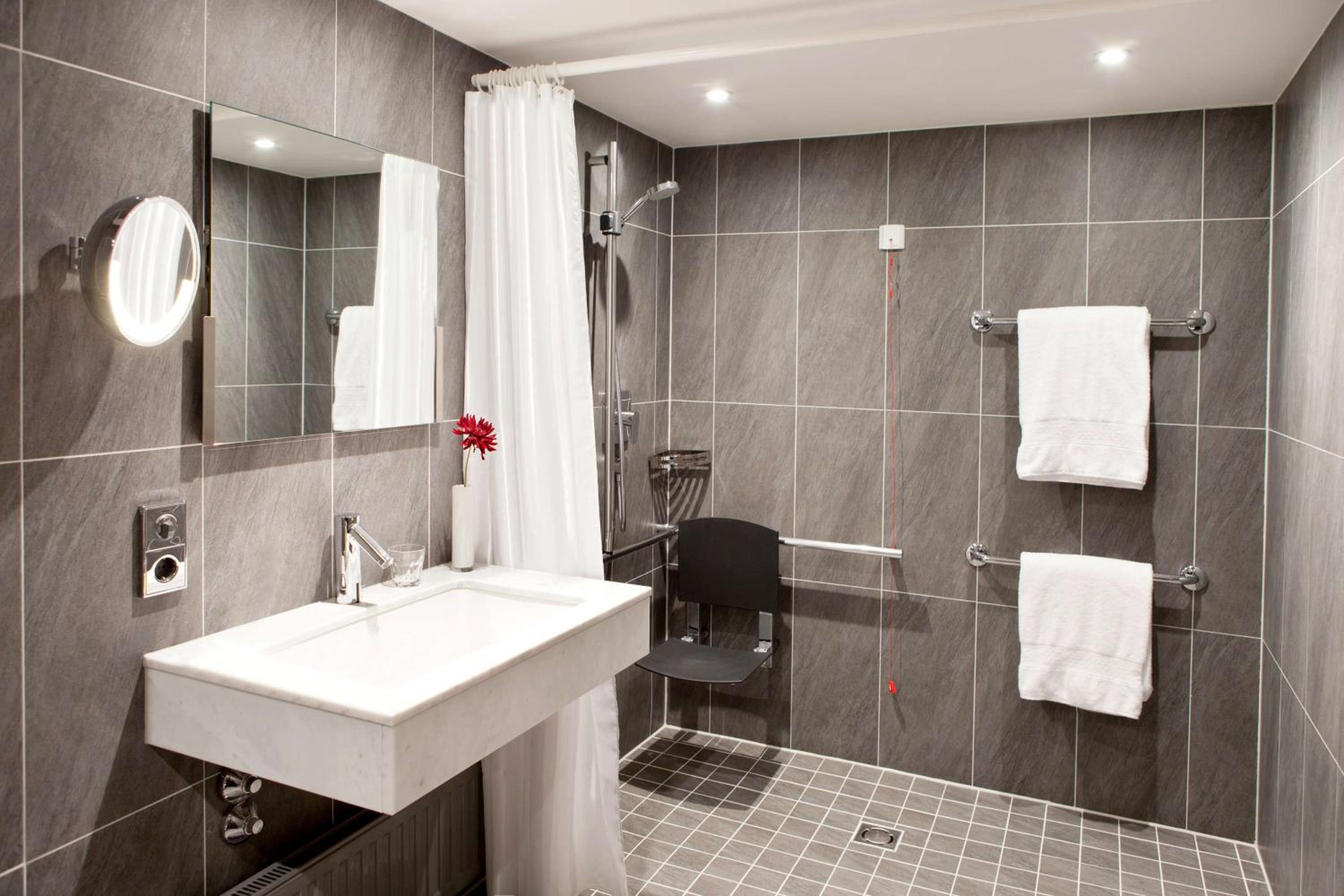 King Room - Mobility Accessible - Photo 3