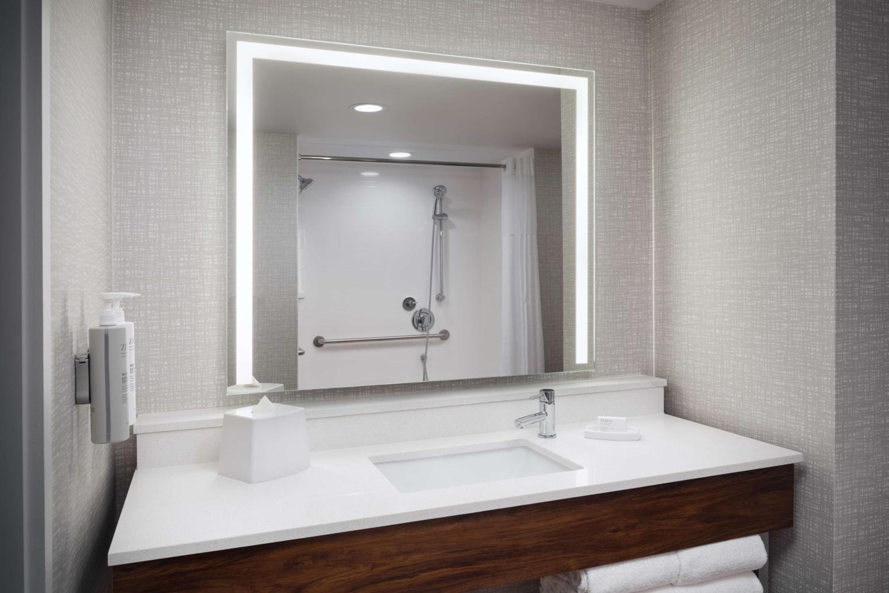King Room with Bath Tub - Mobility Access - Photo 2