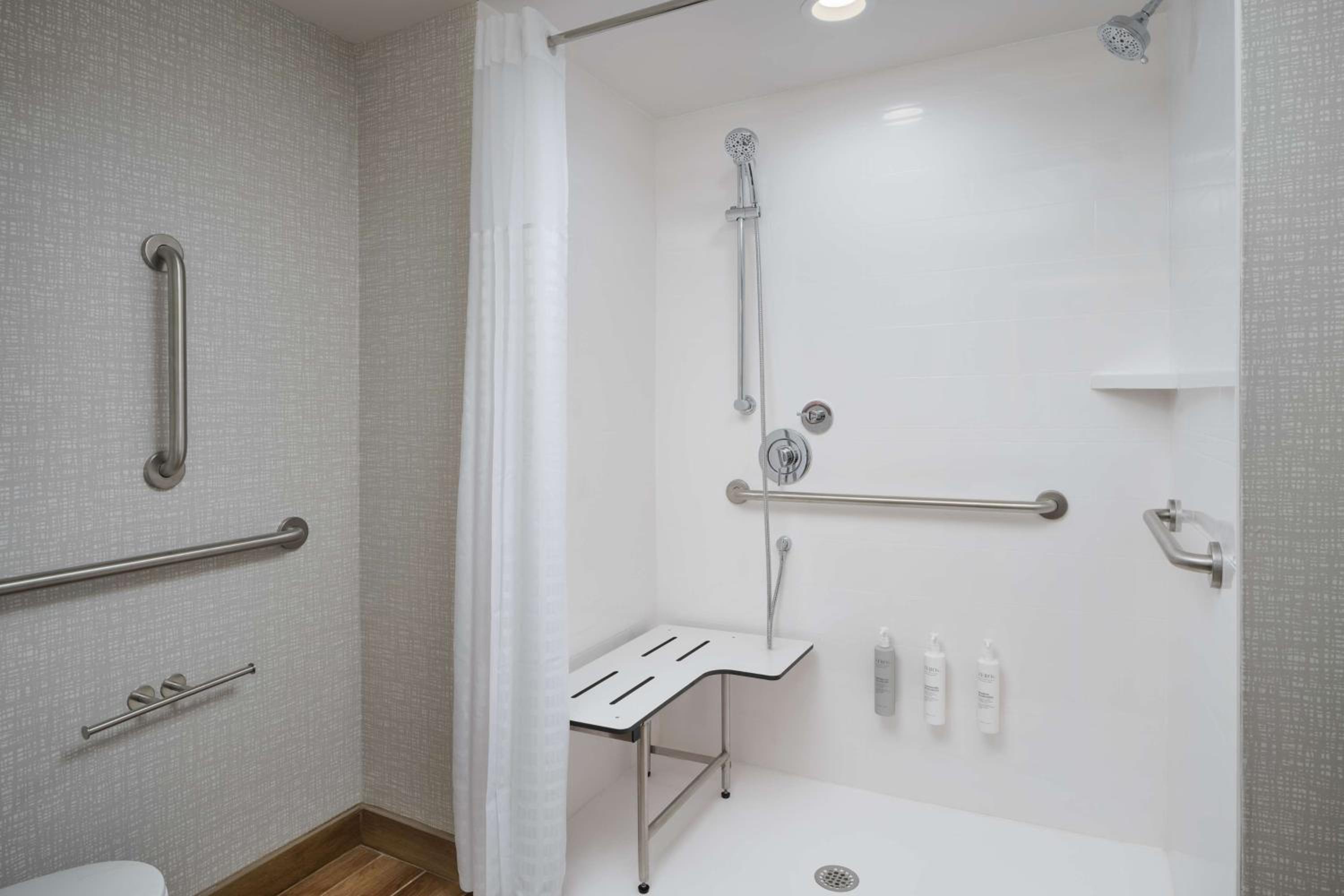 Queen Room with Two Queen Beds and Roll in Shower - Mobility Accessible - Photo 5