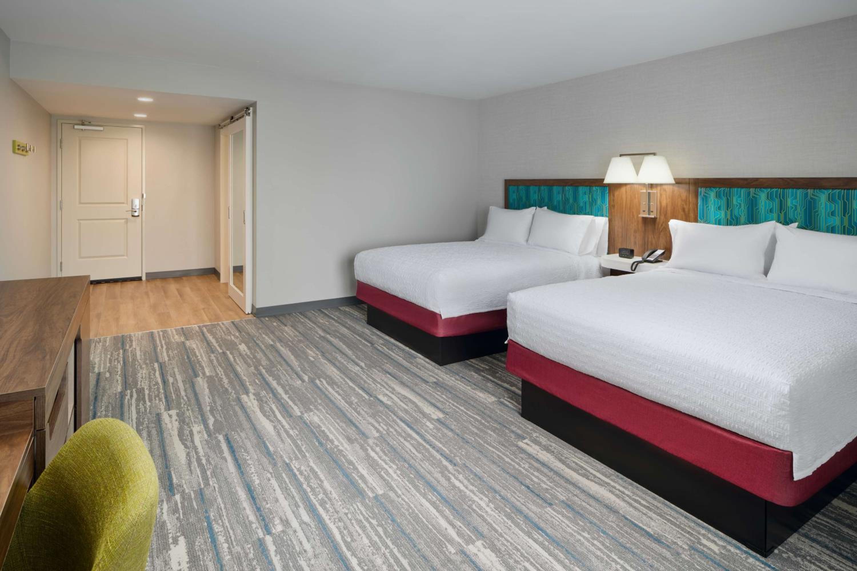 Large Queen Room with Two Queen Beds - Photo 4