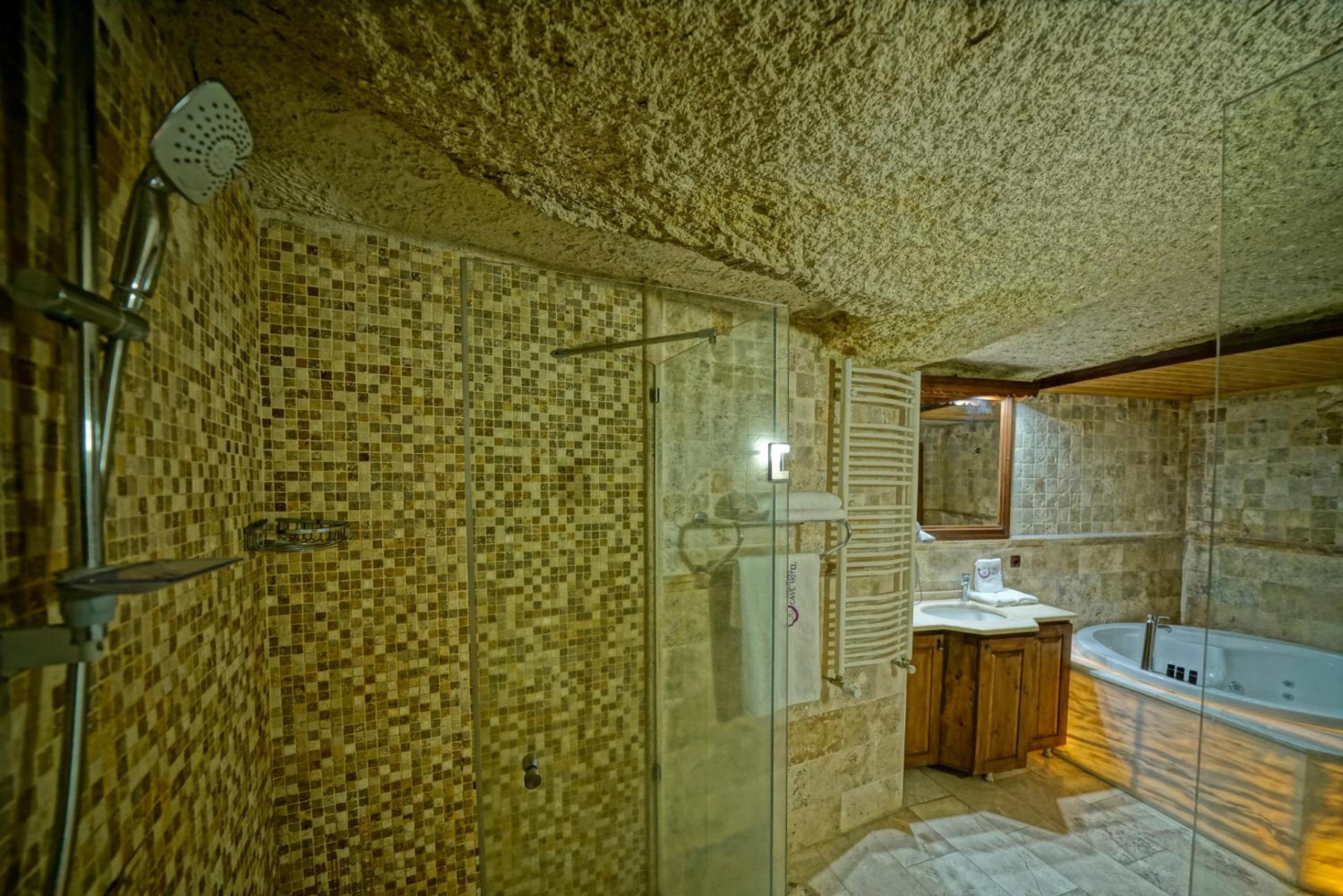  Deluxe Triple Cave Room - Photo 15
