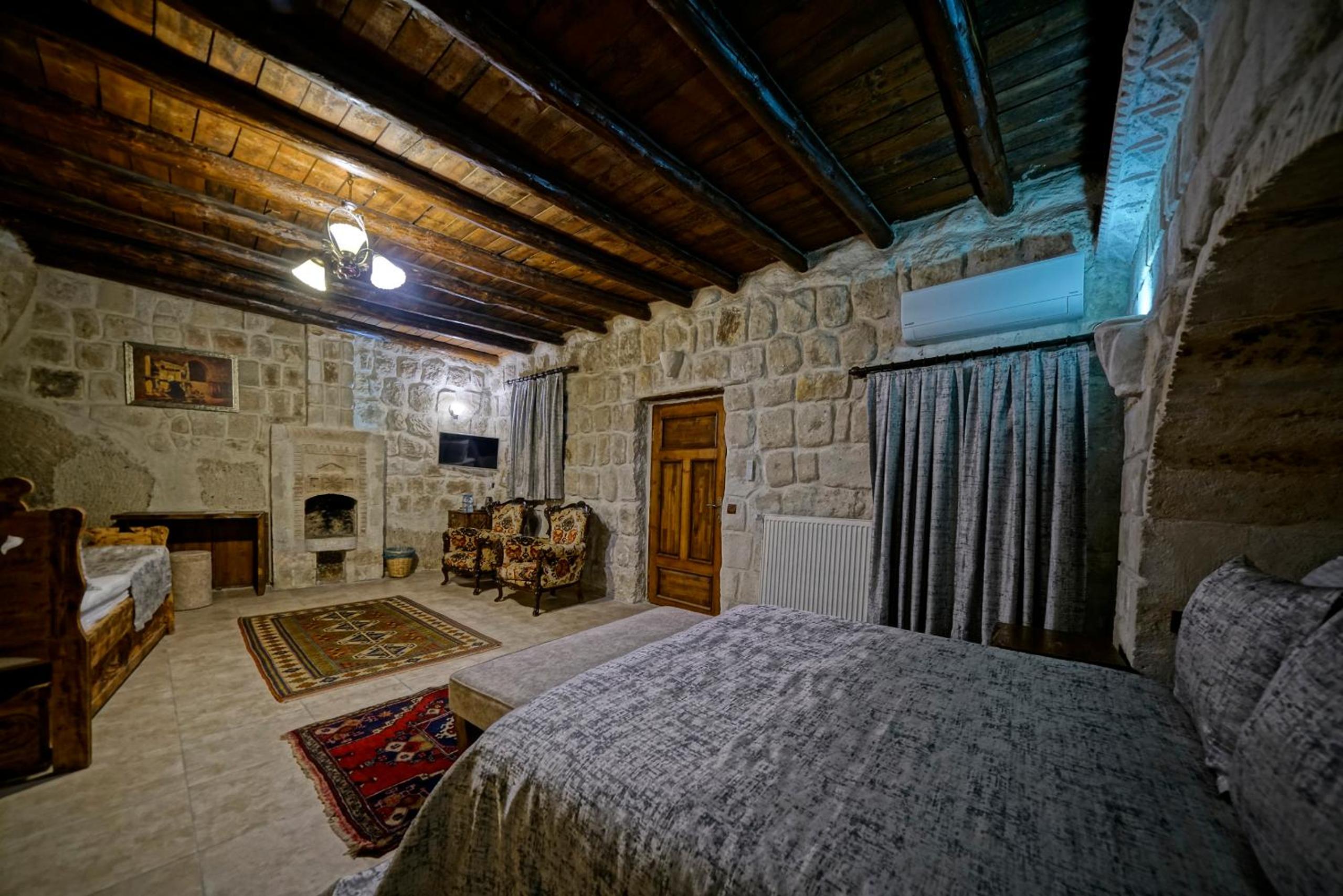  Deluxe Triple Cave Room - Photo 9