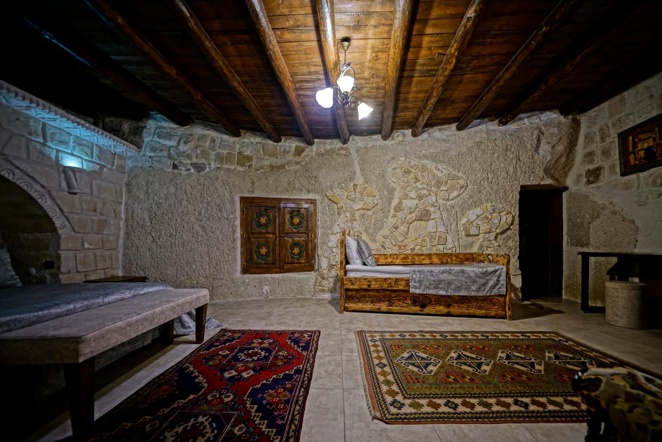  Deluxe Triple Cave Room - Photo 8
