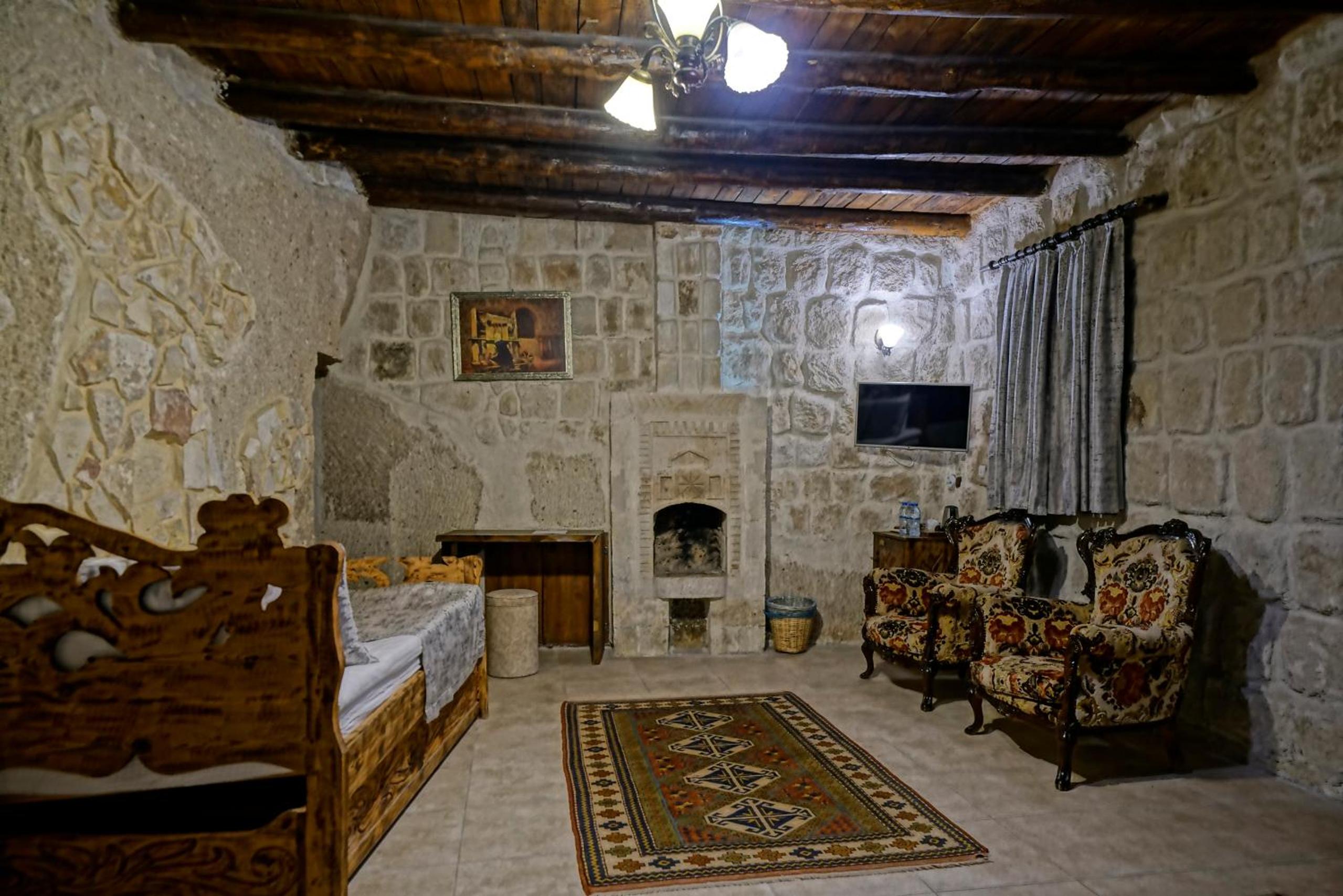  Deluxe Triple Cave Room - Photo 7