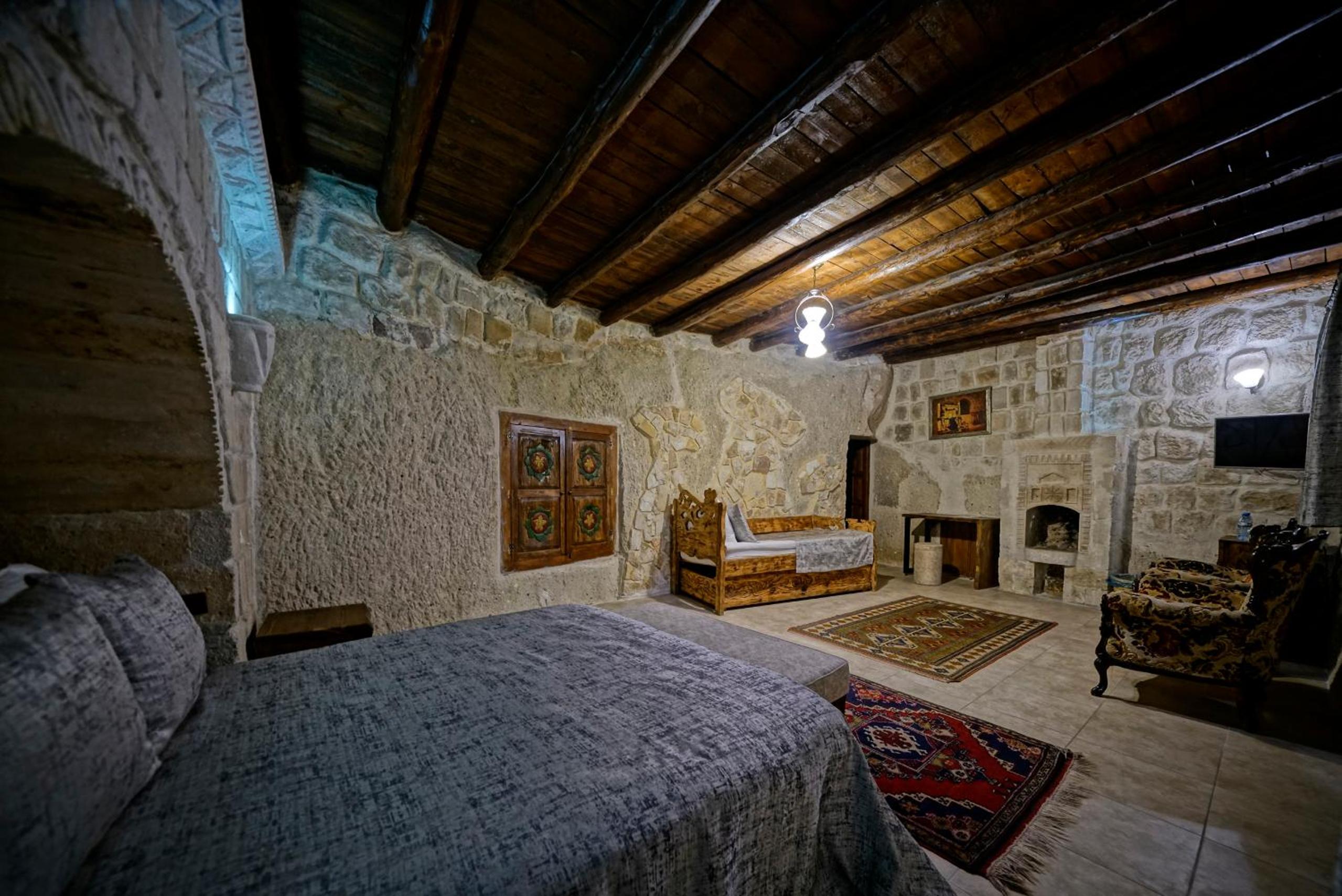  Deluxe Triple Cave Room - Photo 4