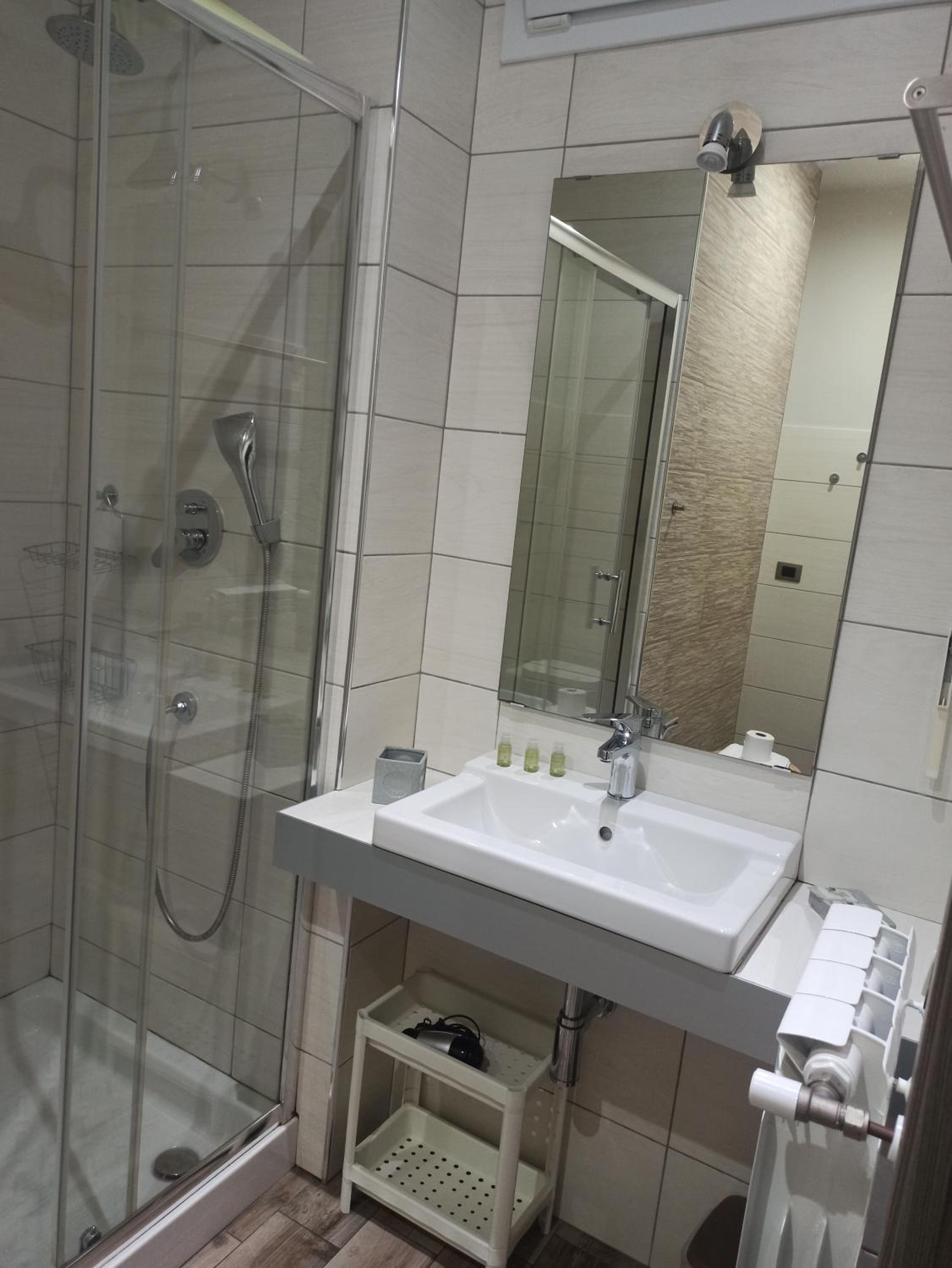 Triple Room with Private Bathroom - Photo 8
