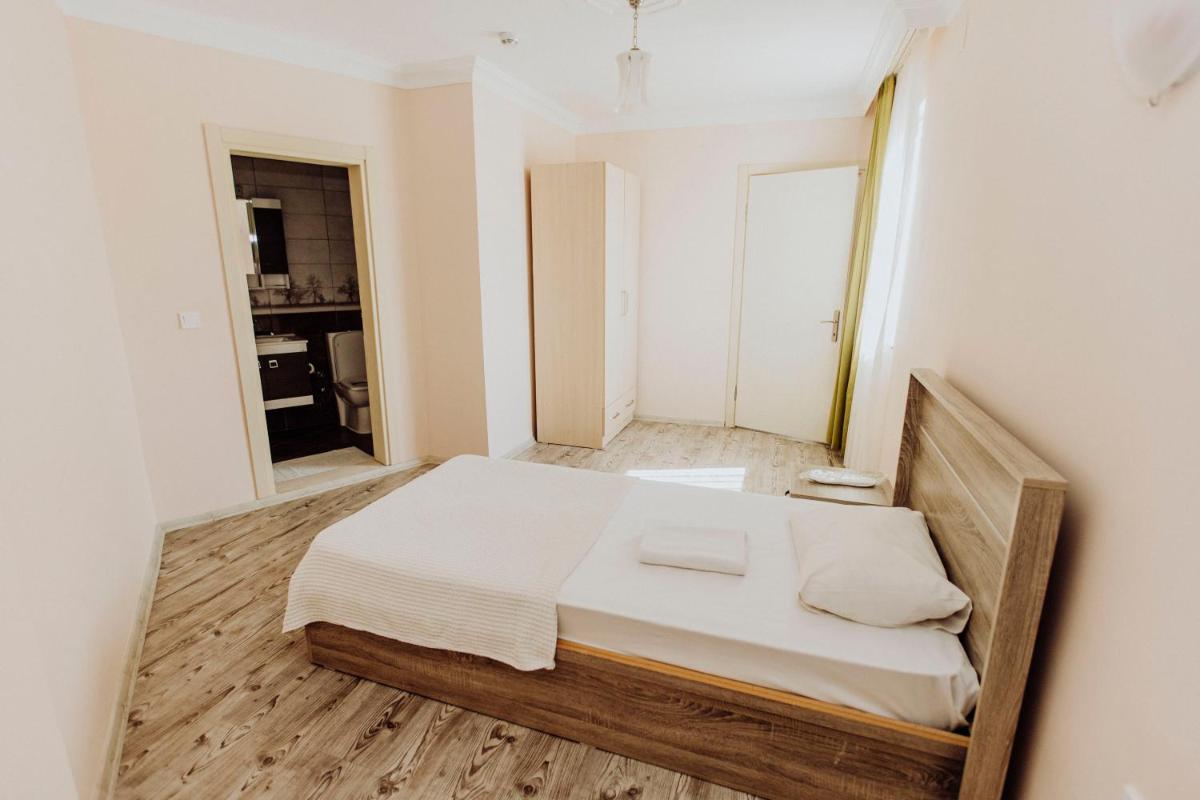 Deluxe King Suite - Photo 4