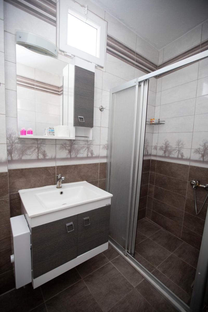 Deluxe King Suite - Photo 7
