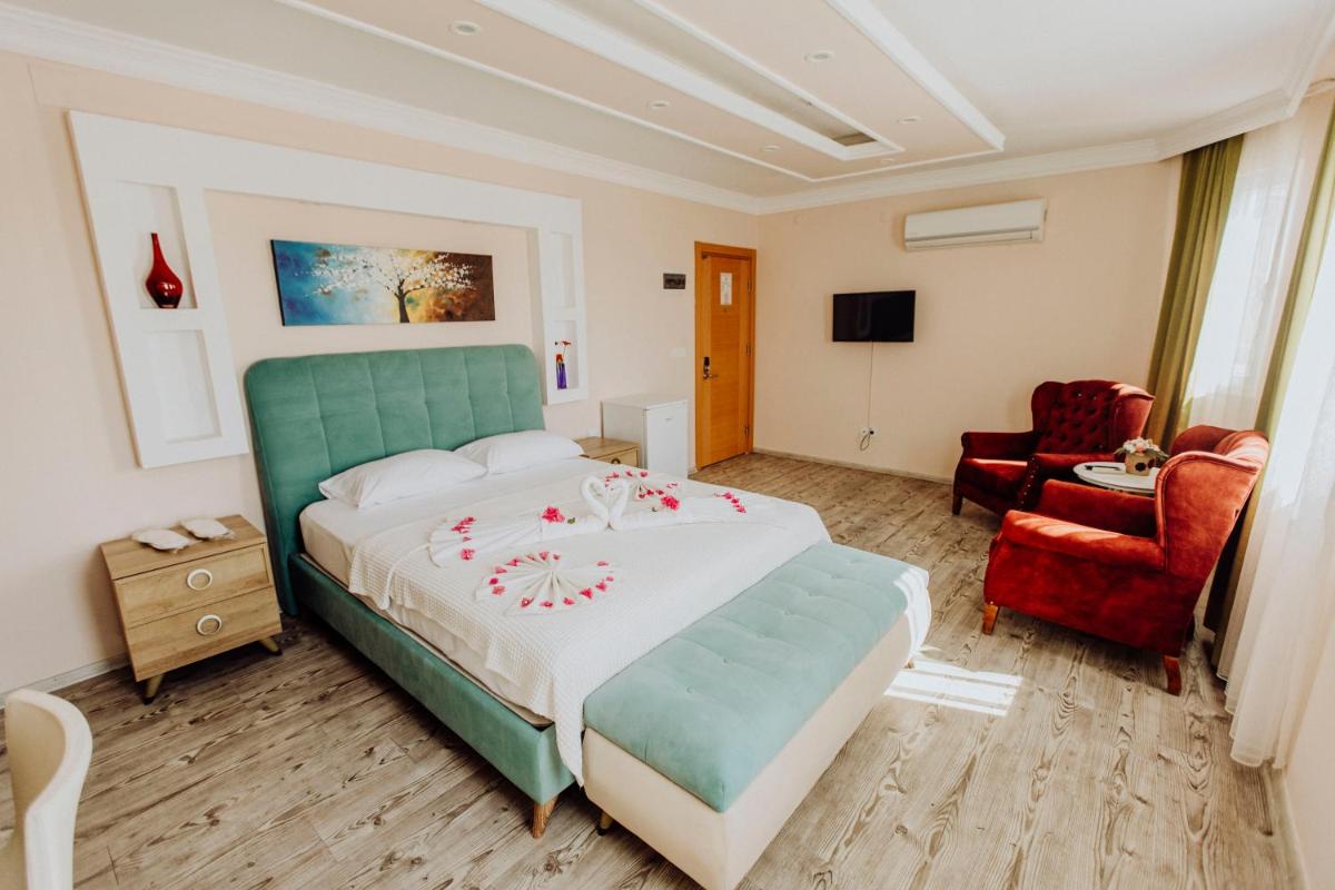 Deluxe King Suite - Photo 2