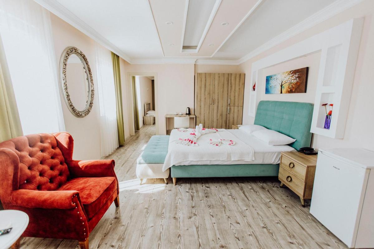 Deluxe King Suite - Photo 5
