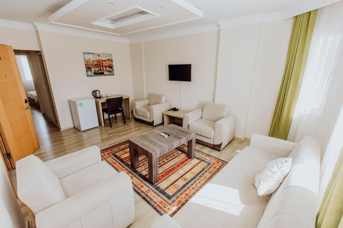 Large Double Room - Photo 1