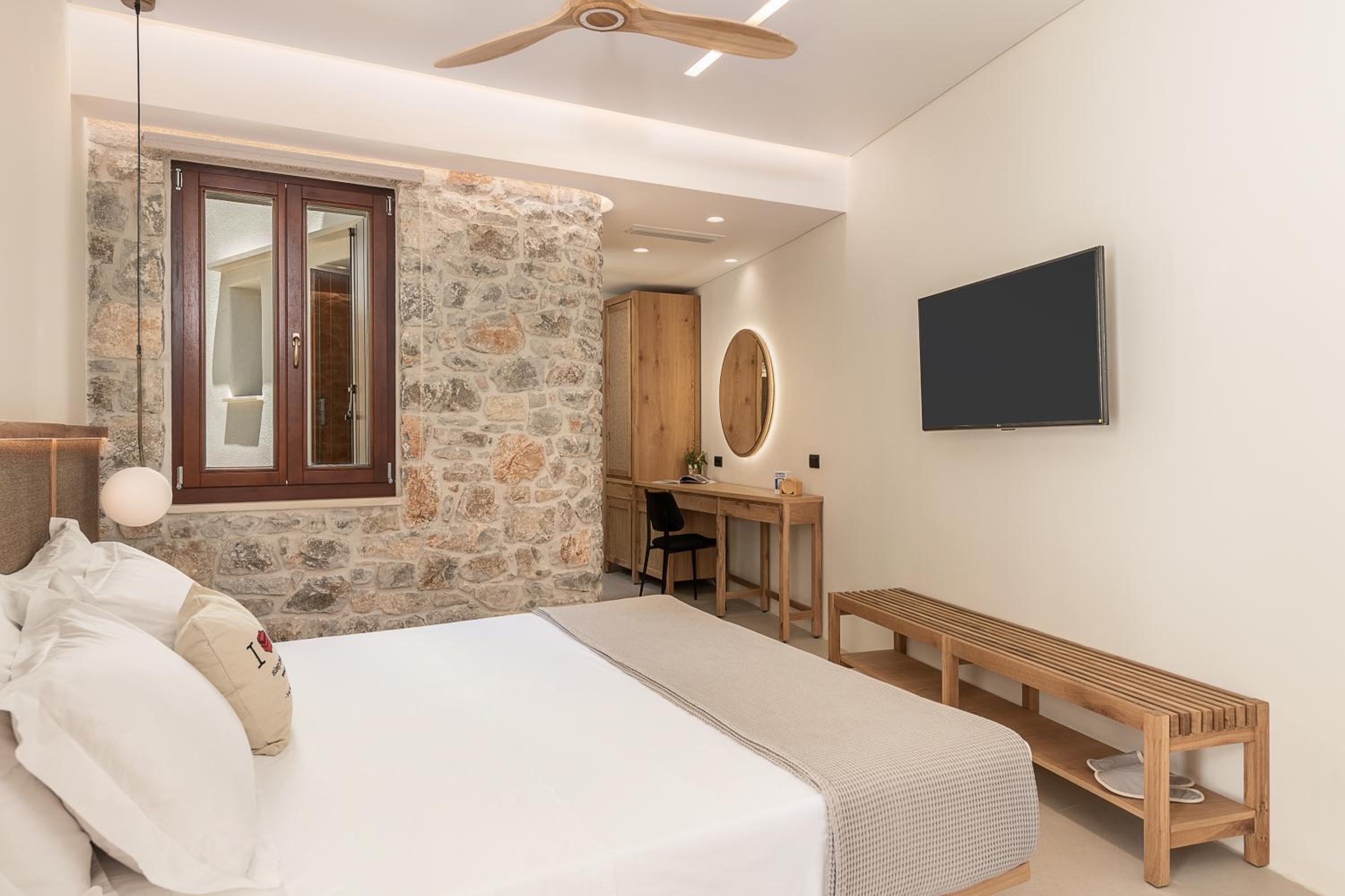 Deluxe Double Room with Balcony photo 3