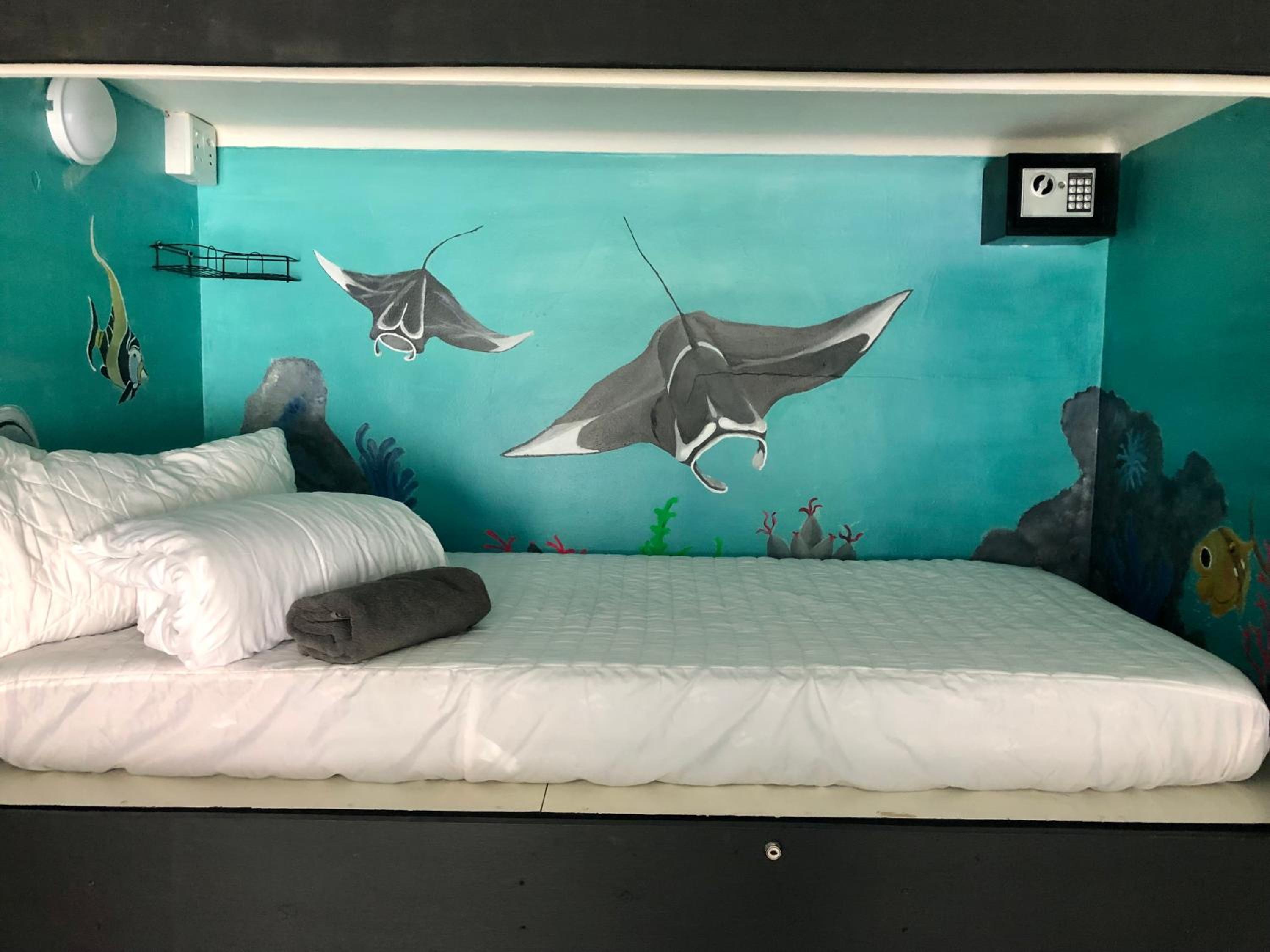 Single Bed in Mixed Dormitory Room
