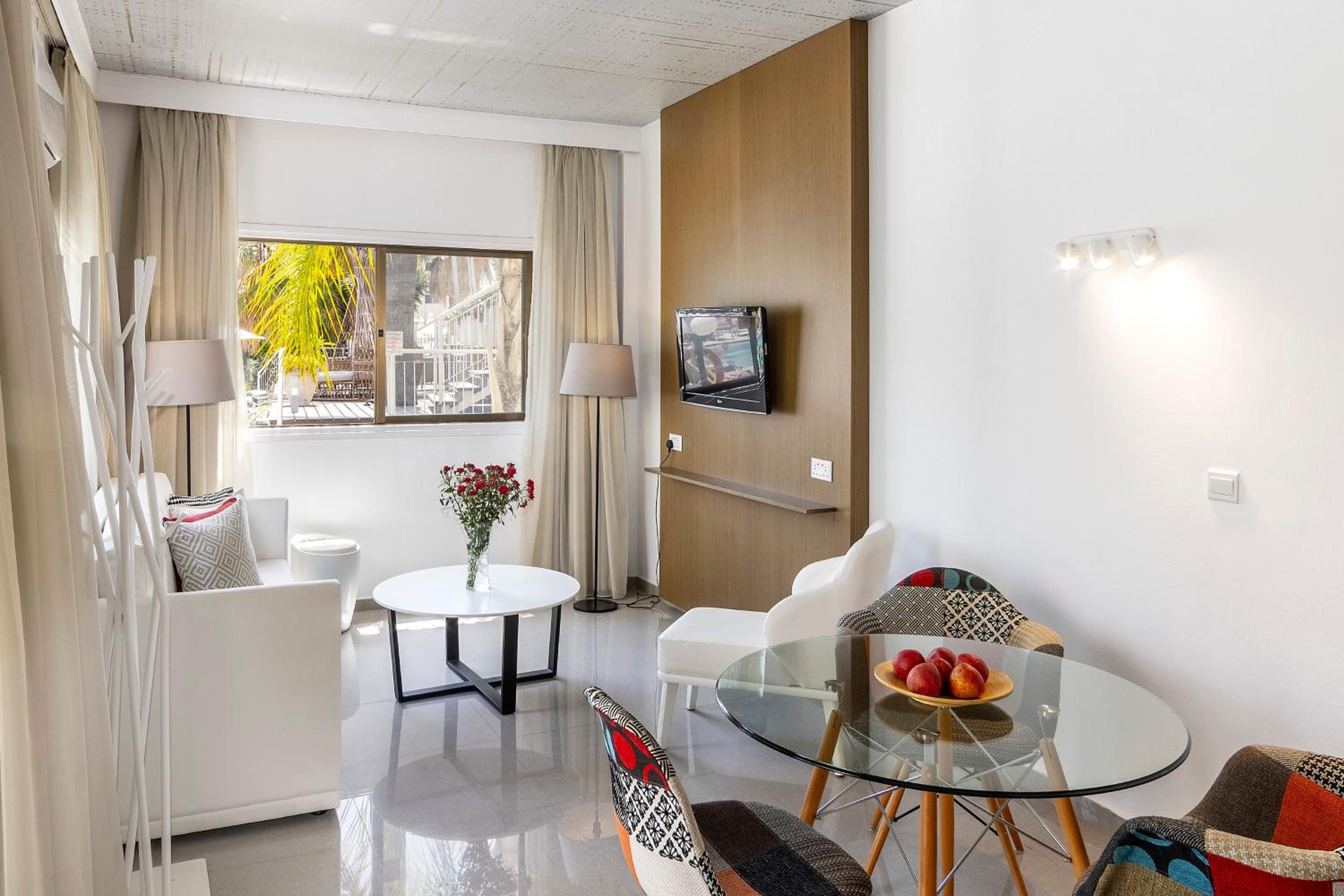 One-Bedroom Suite - Photo 10