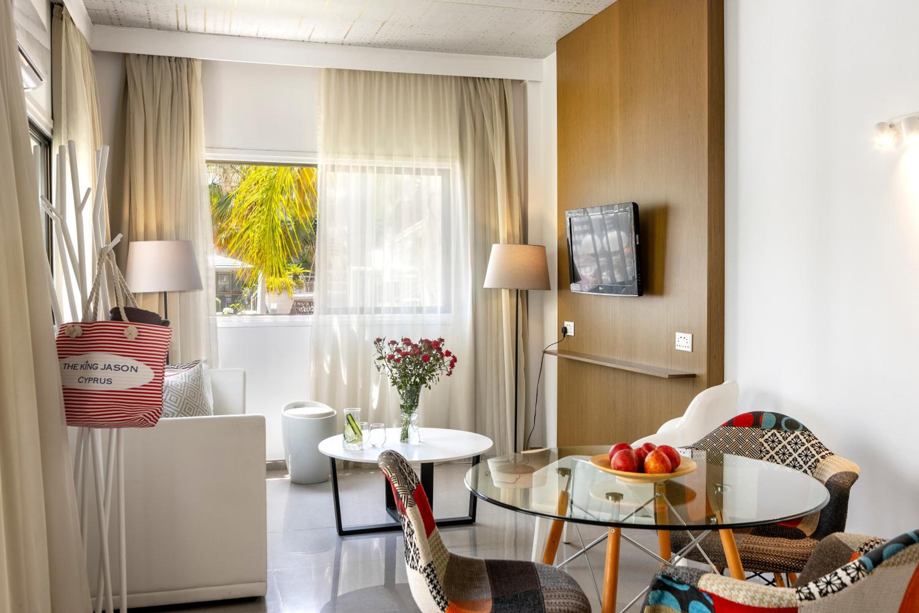 One-Bedroom Suite - Photo 7