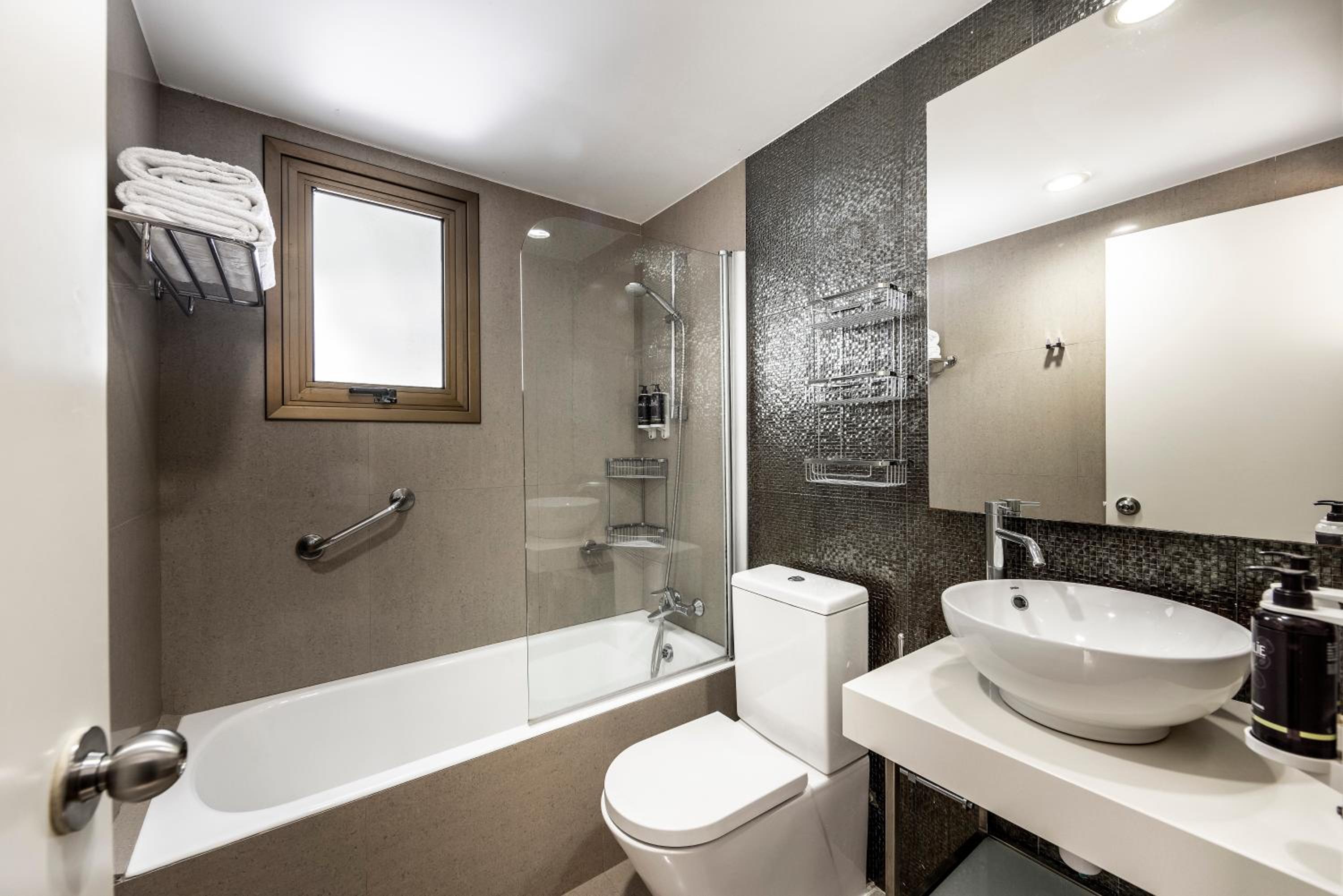 One-Bedroom Suite - Photo 6
