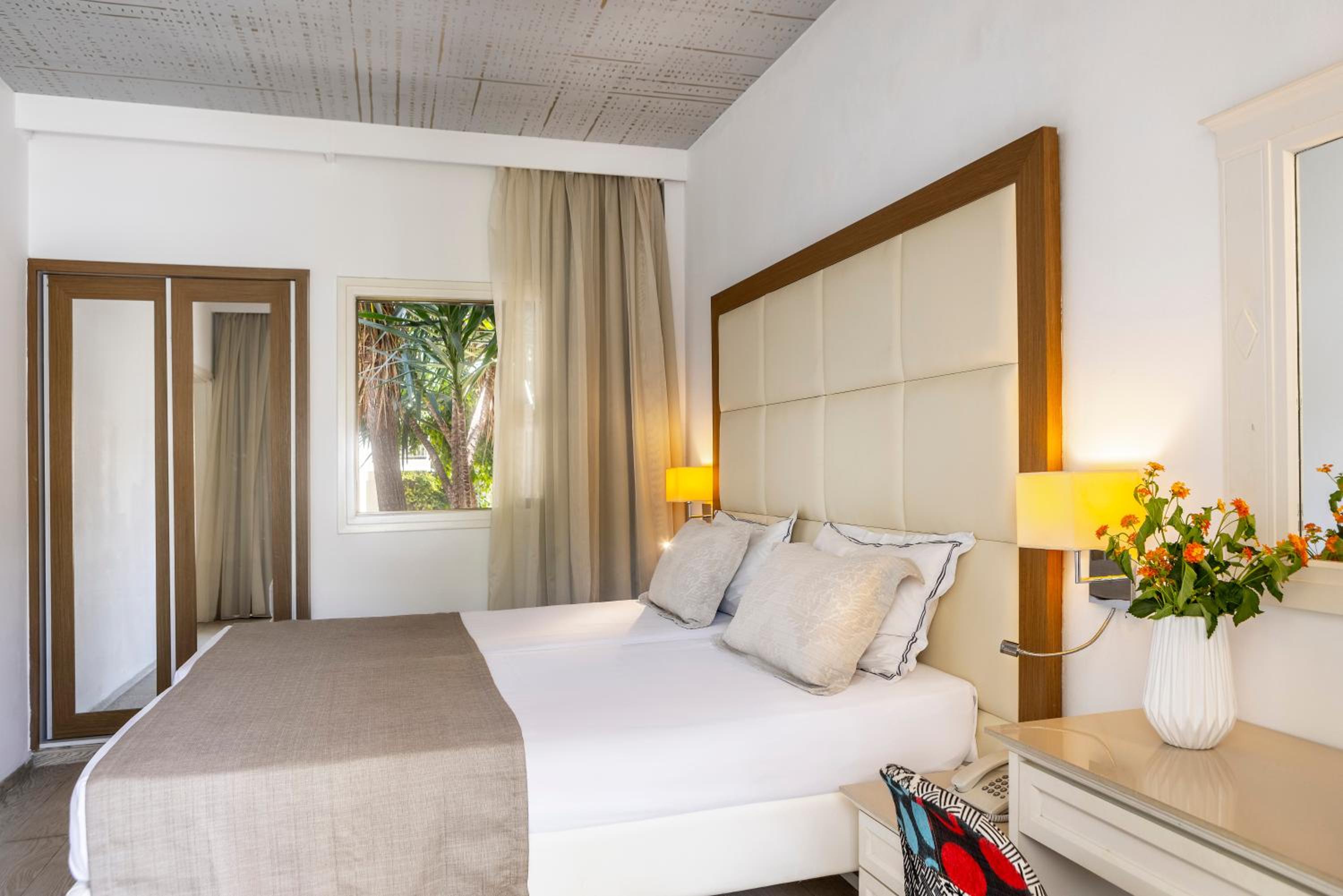 One-Bedroom Suite - Photo 12