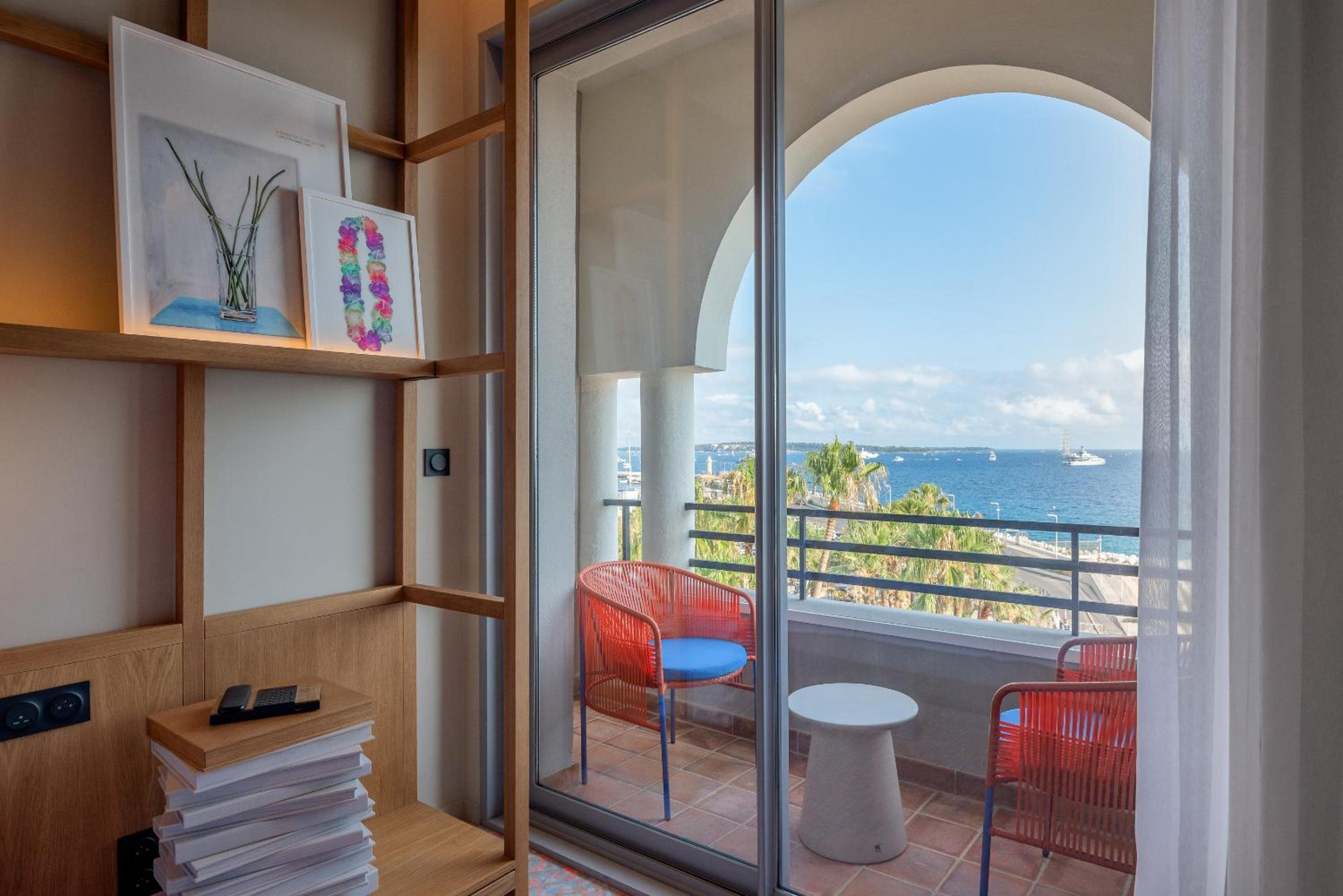 Deluxe King Room with Sea View - Photo 6