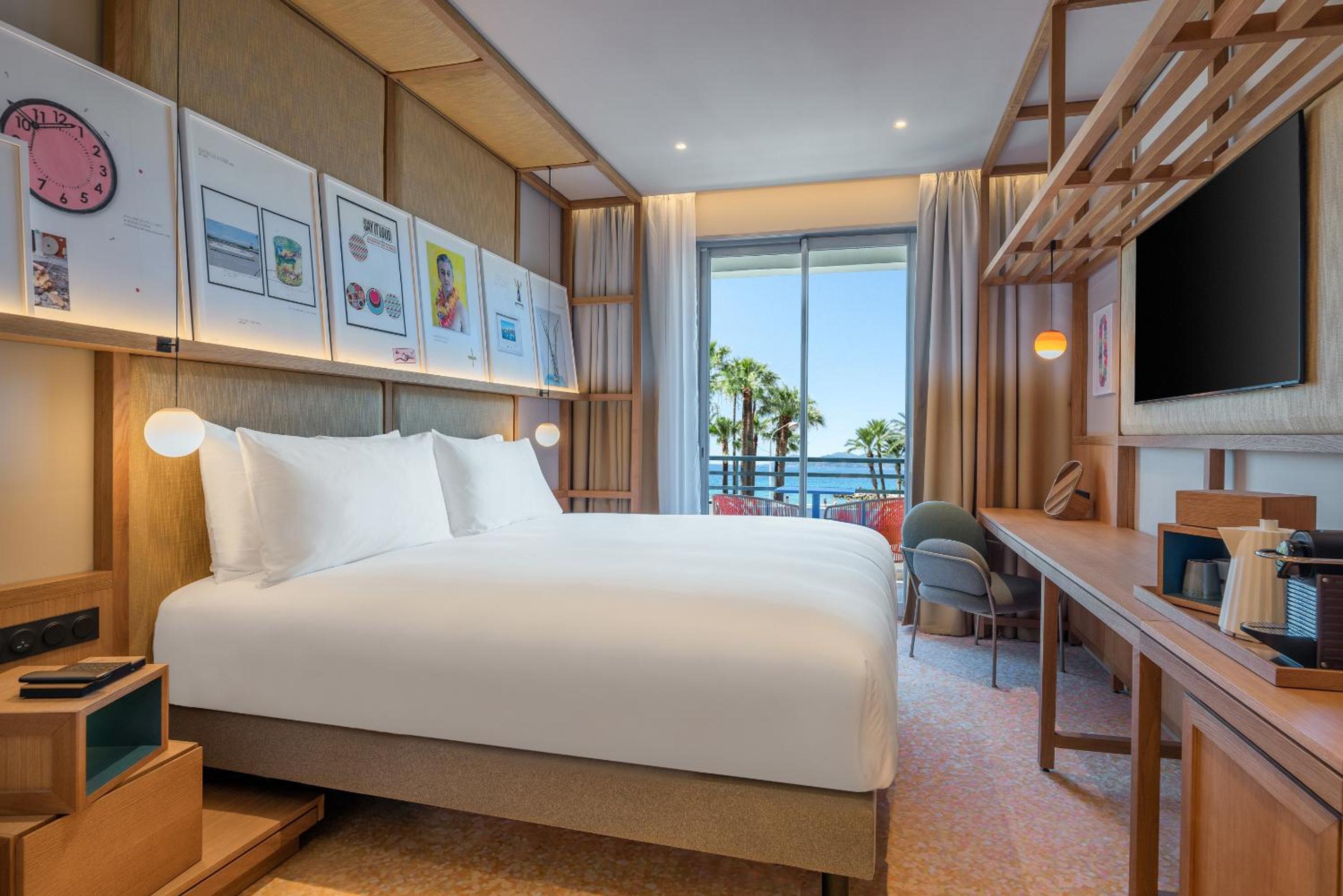 Deluxe King Room with Sea View - Photo 8