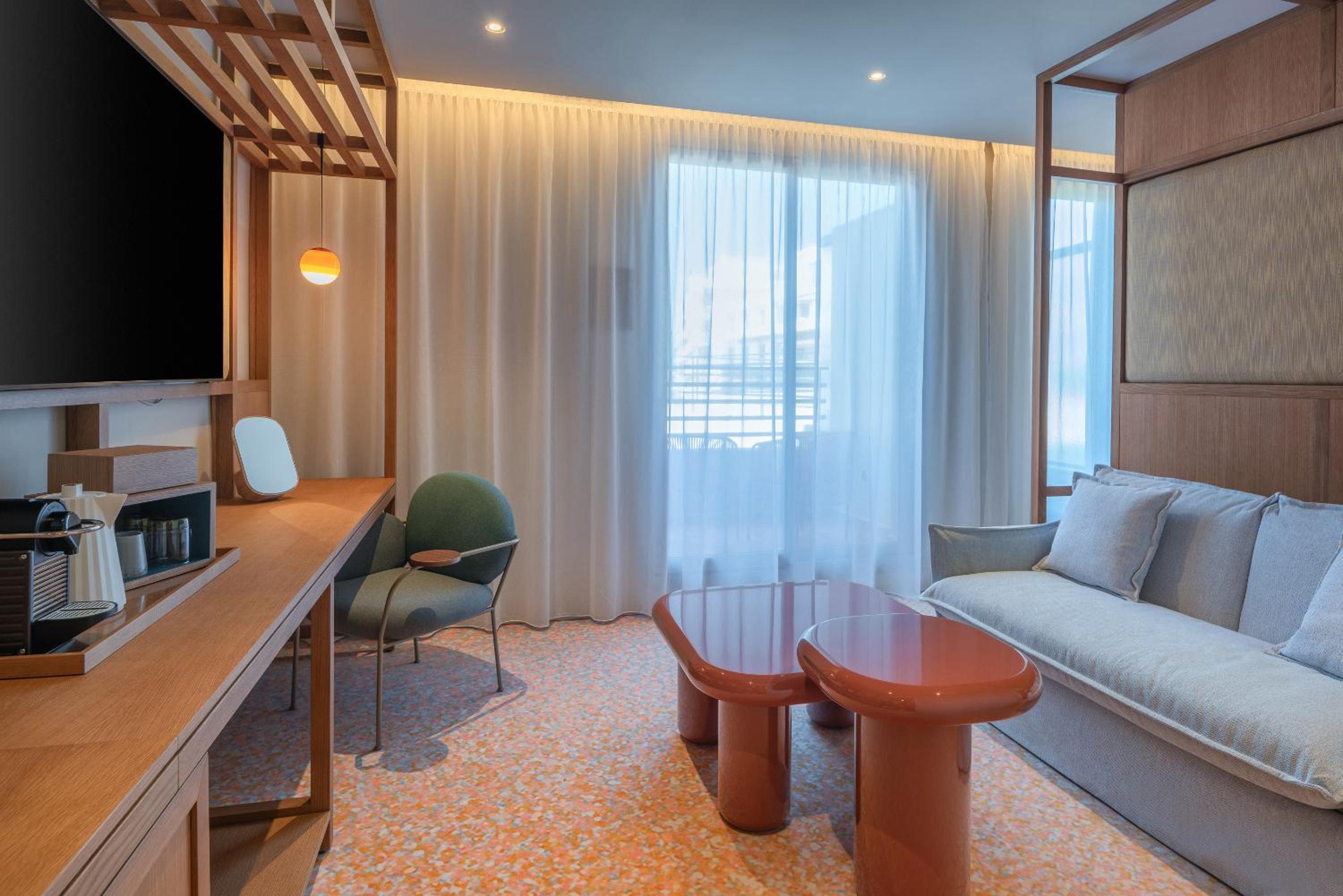Junior King Suite with Partial Sea View - Photo 4