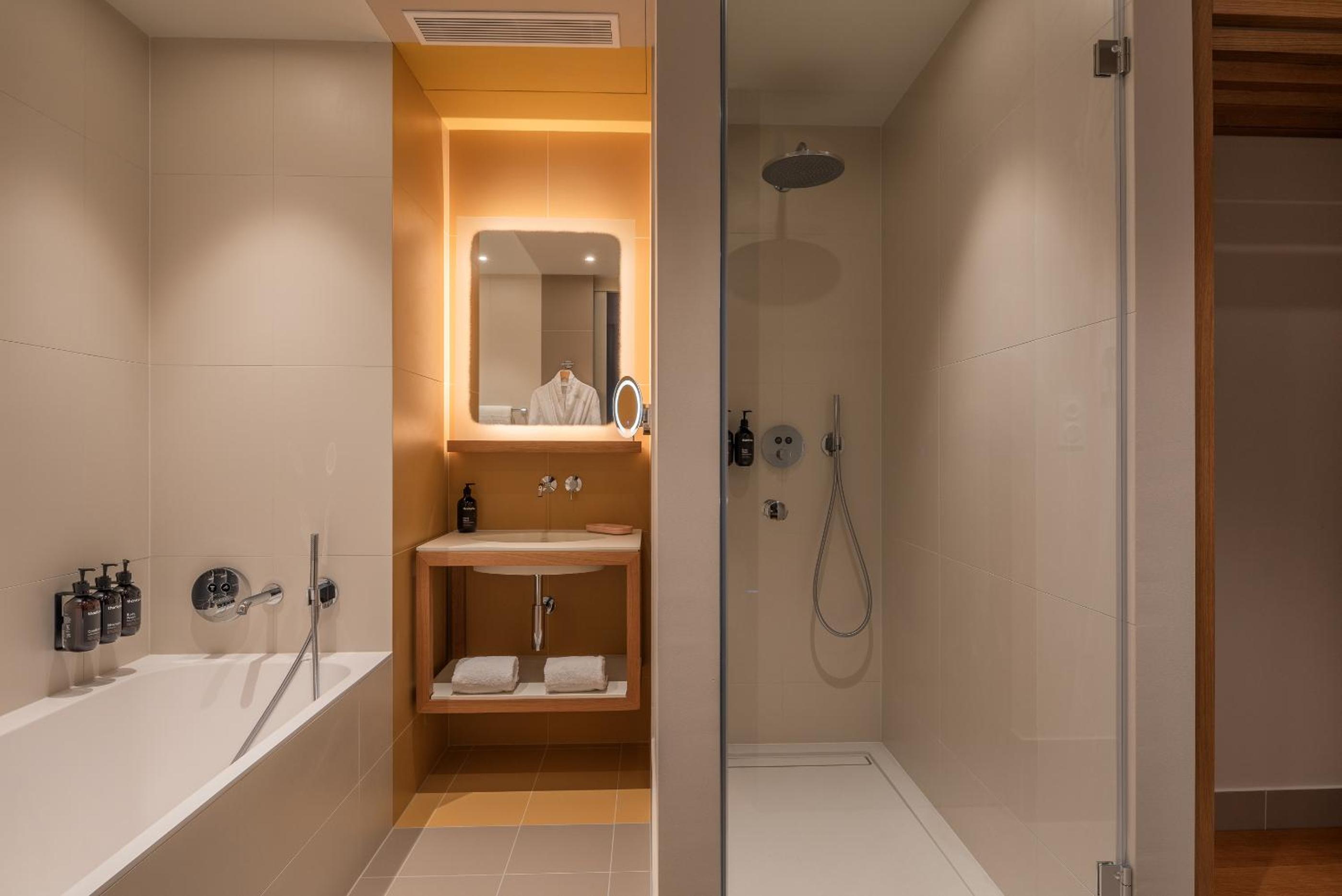 Junior King Suite with Partial Sea View - Photo 3