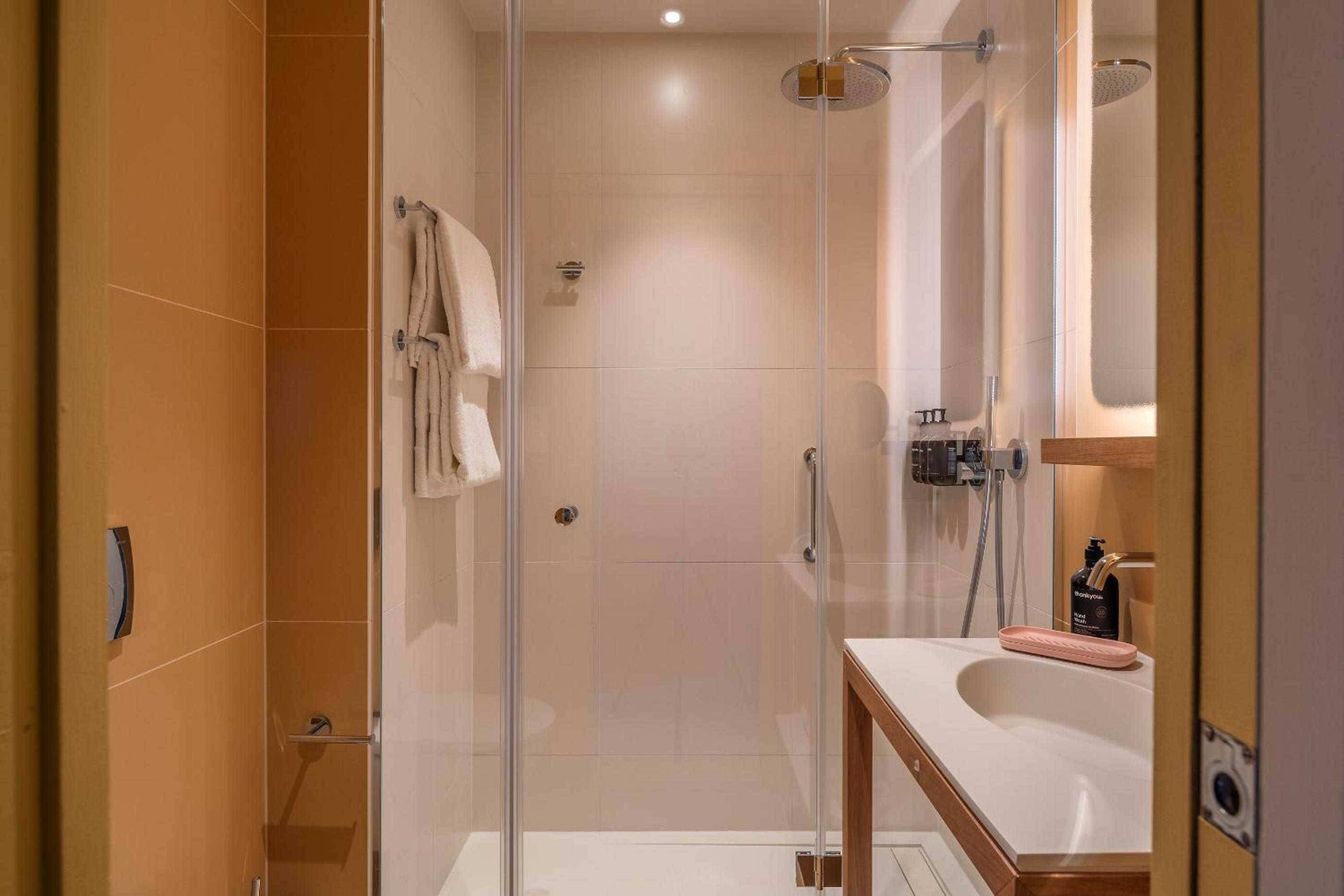 Junior King Suite with Partial Sea View - Photo 2