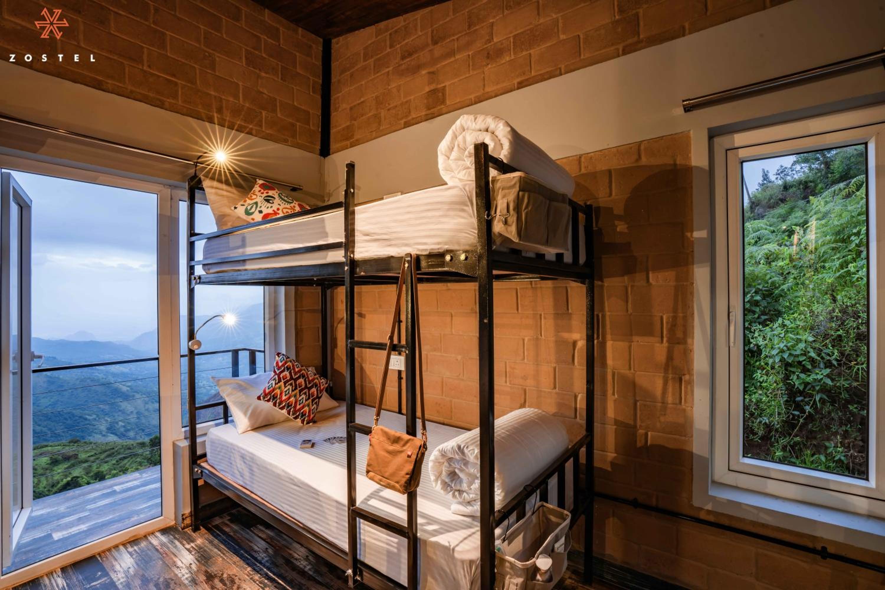 Deluxe 6 Bed Mixed Dorm (with balcony and mountain view) photo 1