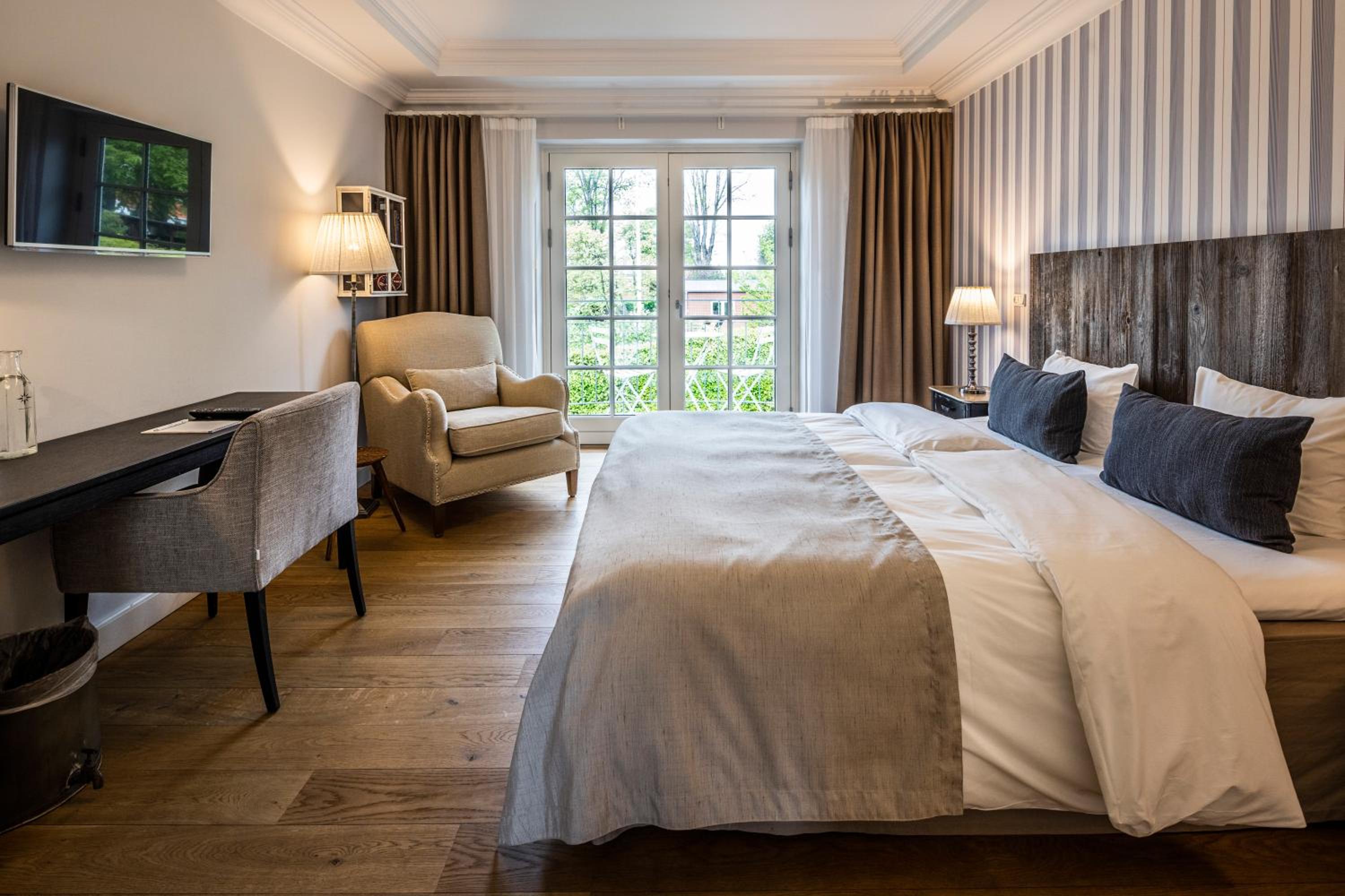 Courtyard Double Room with Shower and Balcony or Terrace photo 1