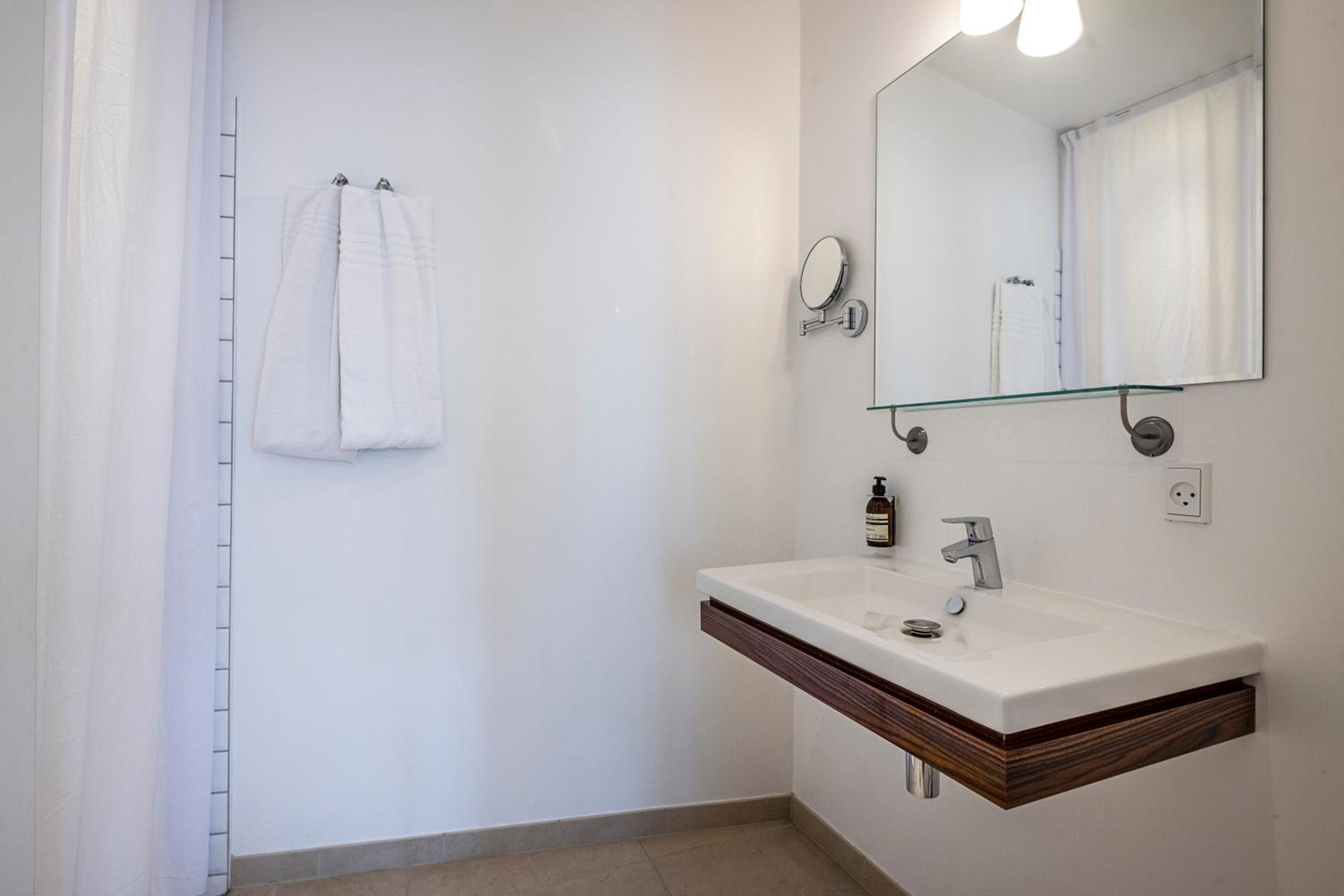 Courtyard Double Room with Shower and Balcony or Terrace photo 2