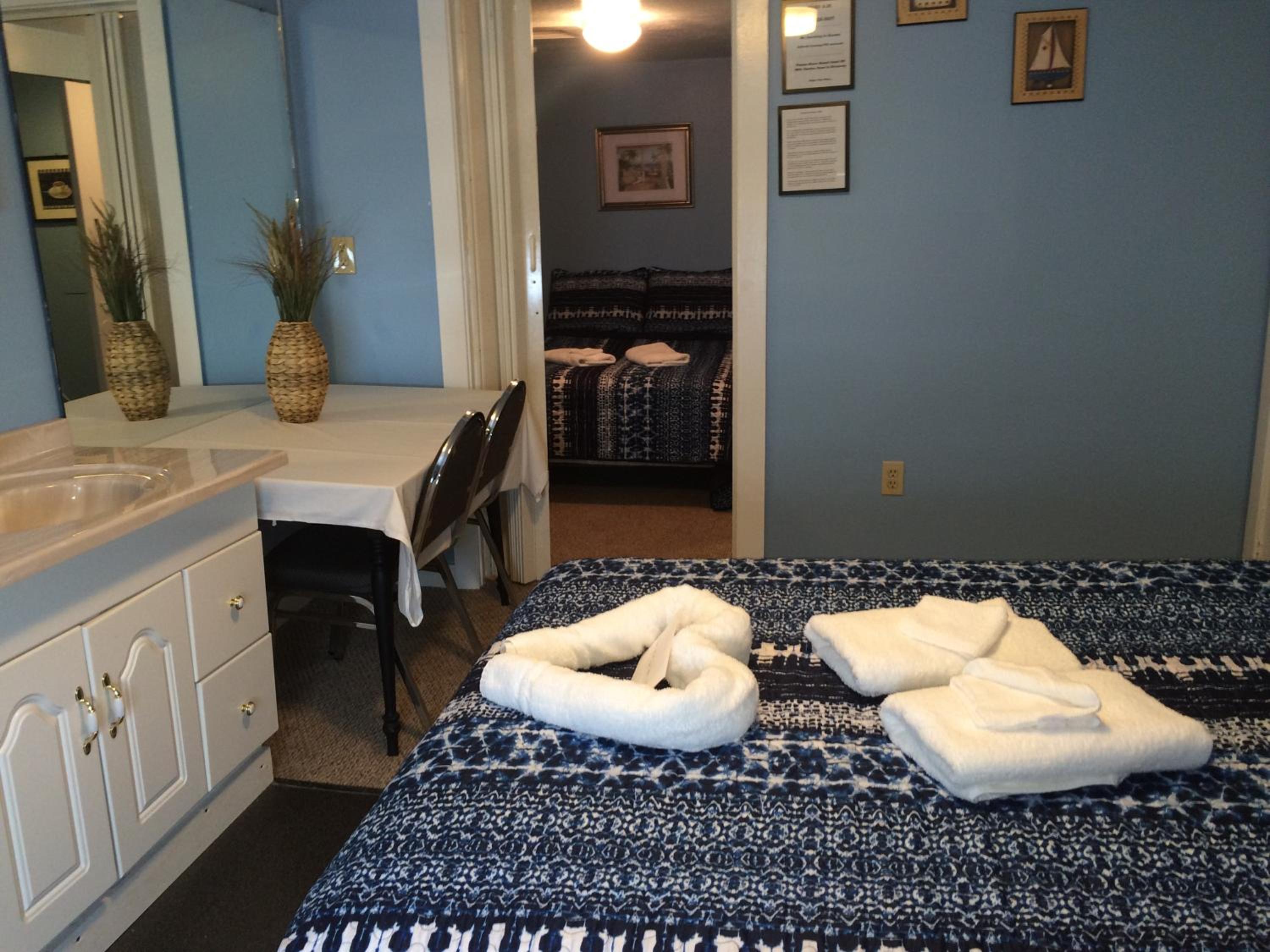 Two-Bedroom Suite with Partial Ocean View - 14