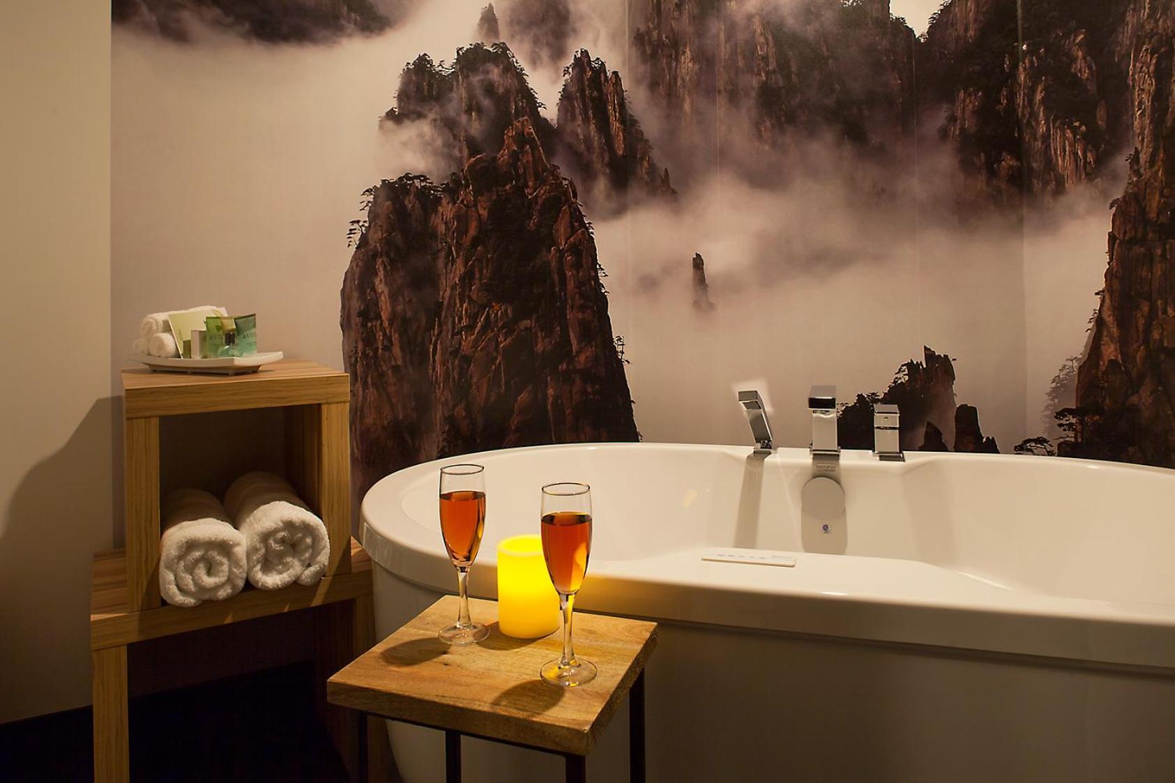 Deluxe King Suite with Spa Bath photo 3