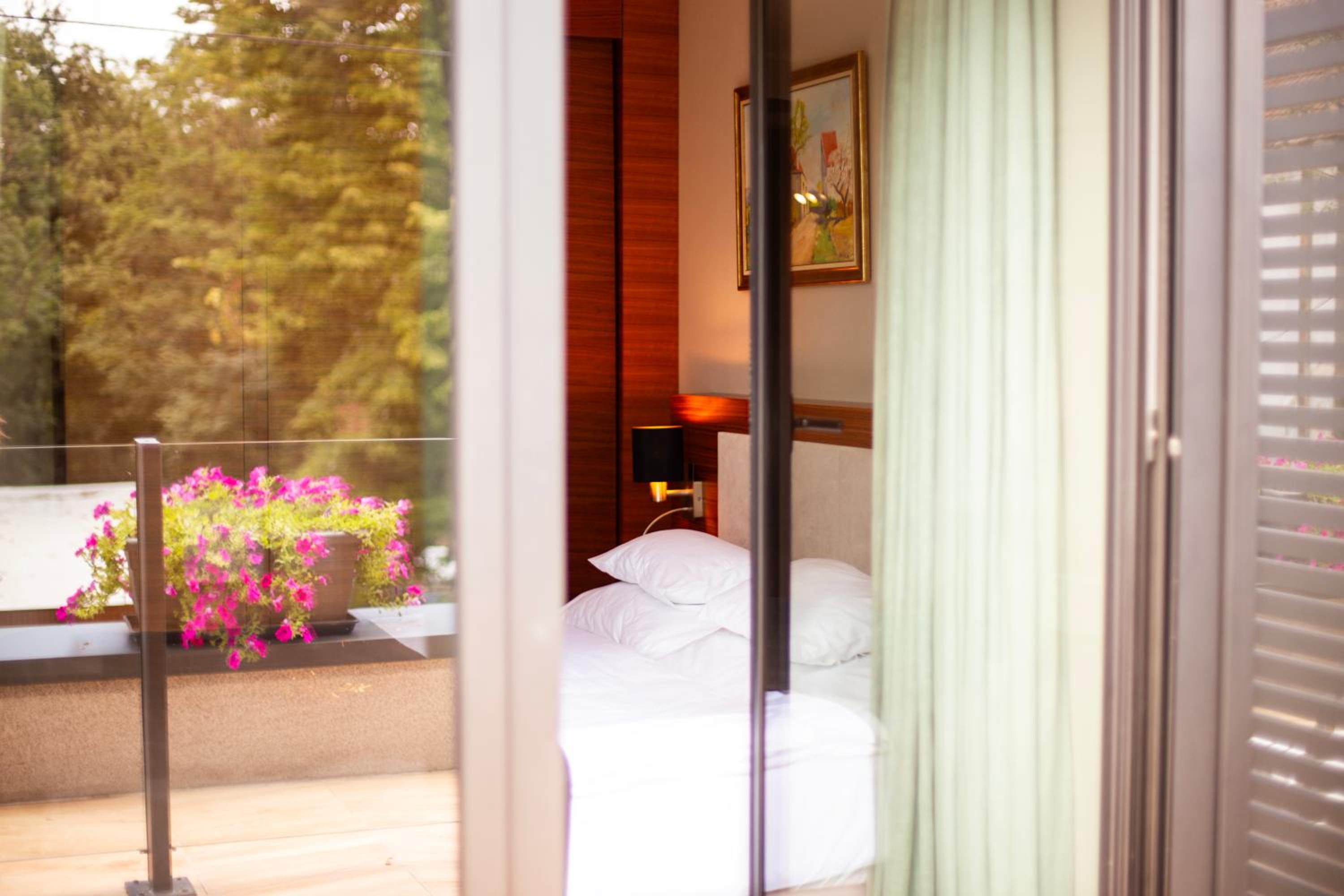 Deluxe Double or Twin Room with Balcony - Photo 5