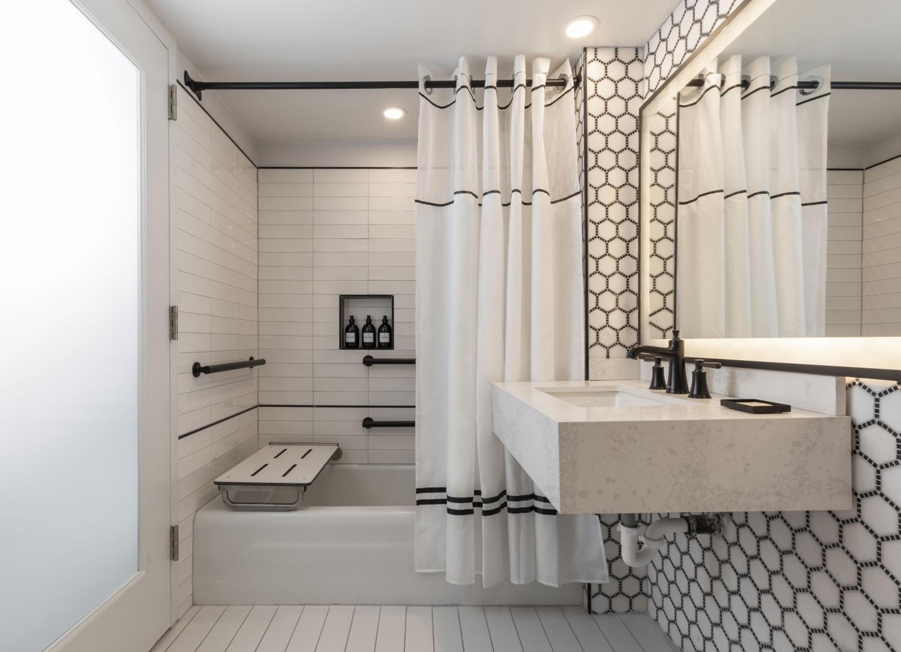 Deluxe King Room with City View - Mobility Accessible Tub - Photo 2