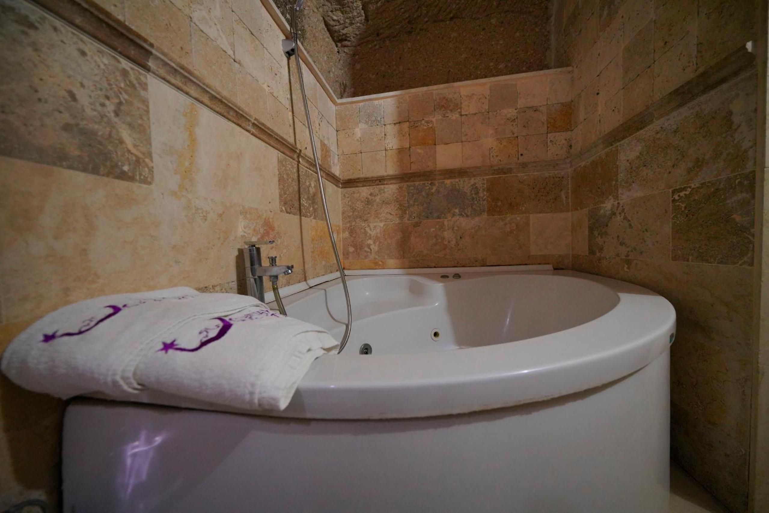  Deluxe Triple Cave Room - Photo 22