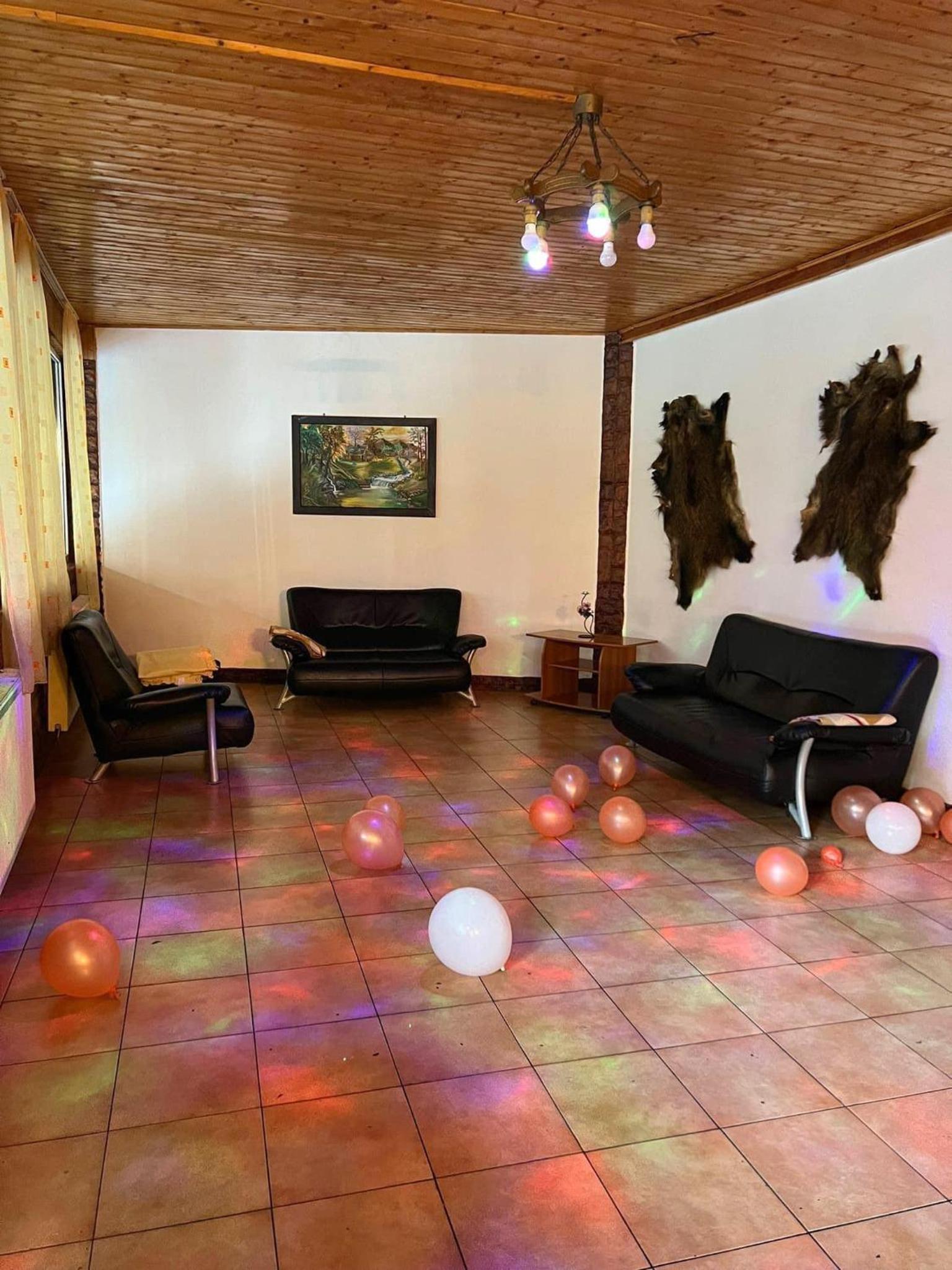 Eight-Bedroom House - Photo 9