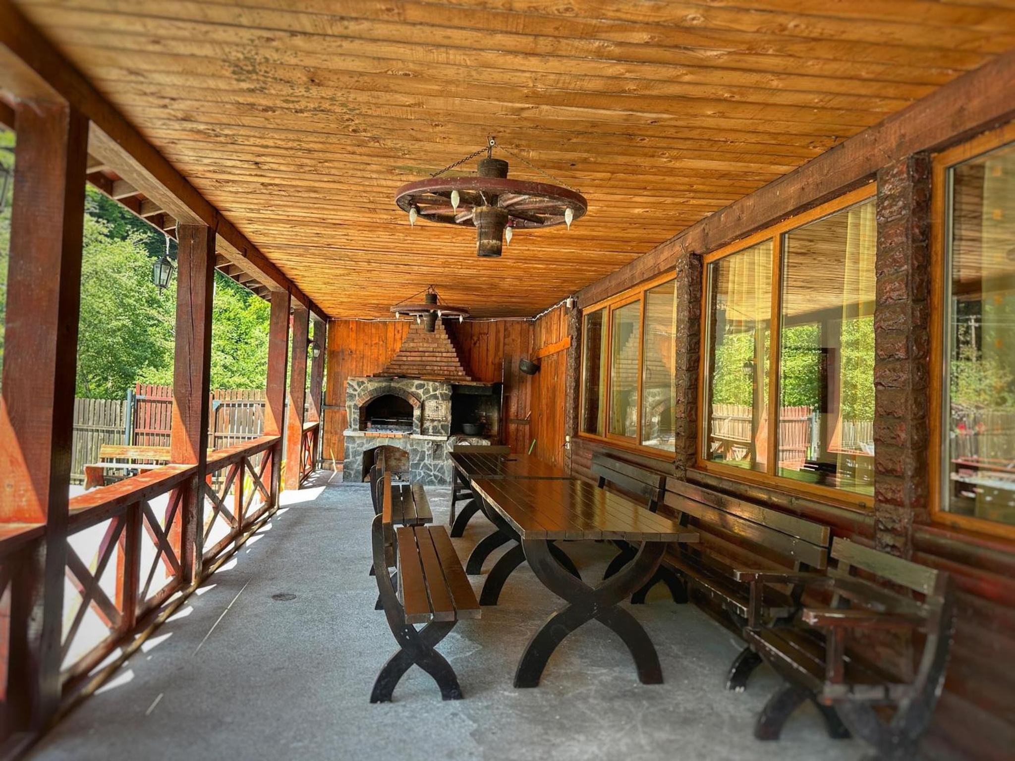 Eight-Bedroom House - Photo 10