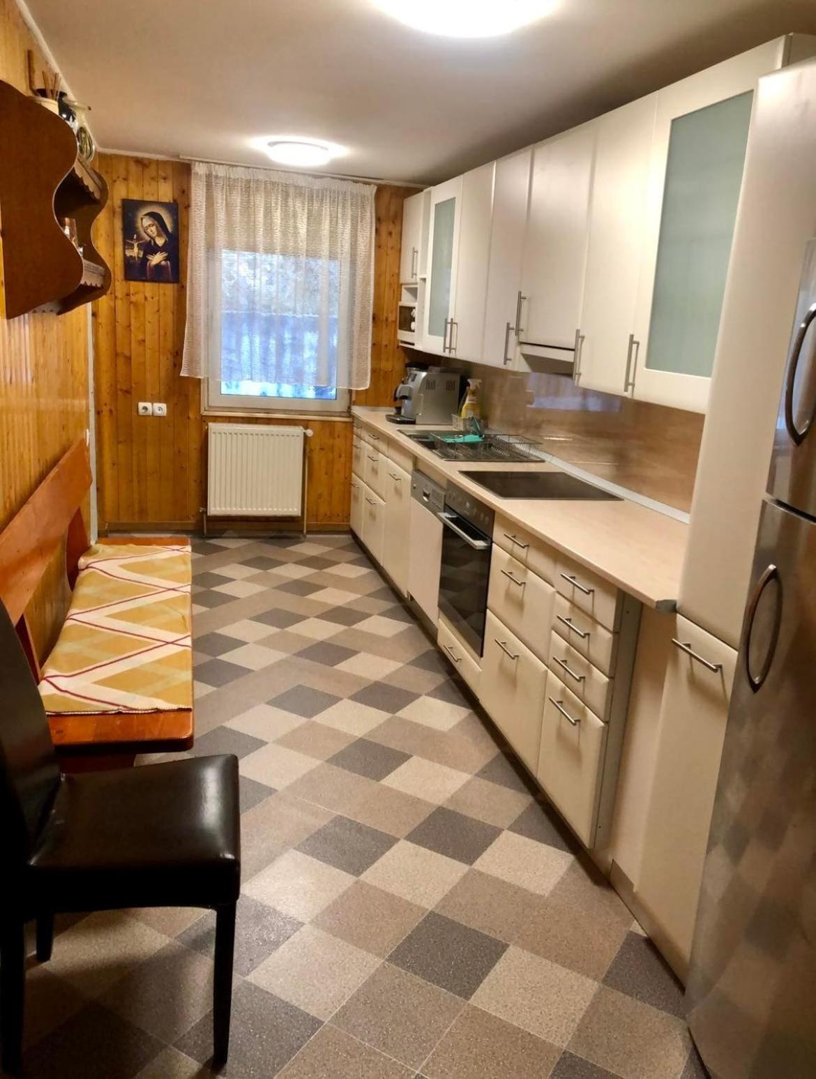 Eight-Bedroom House - Photo 13