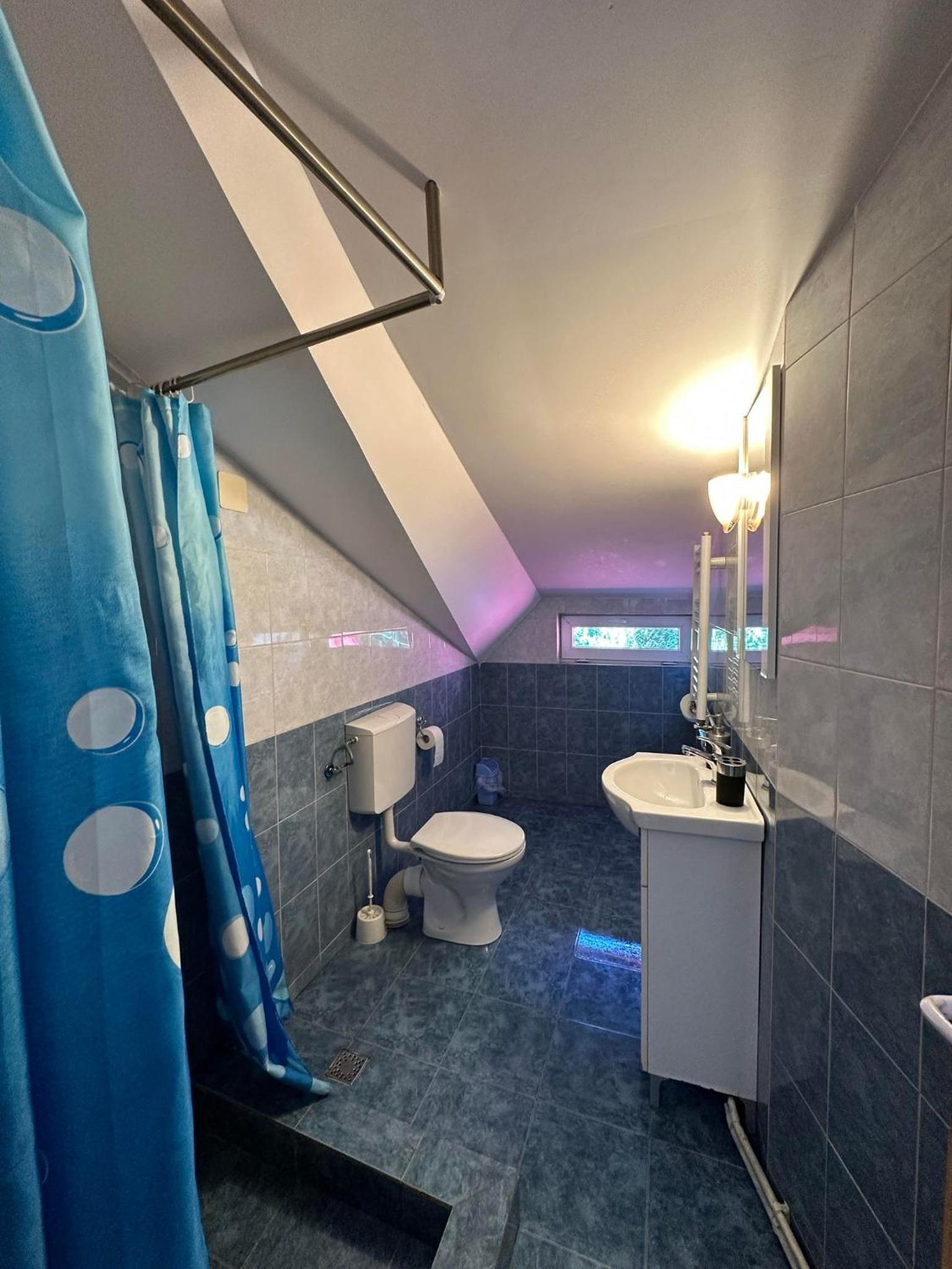 Eight-Bedroom House - Photo 14