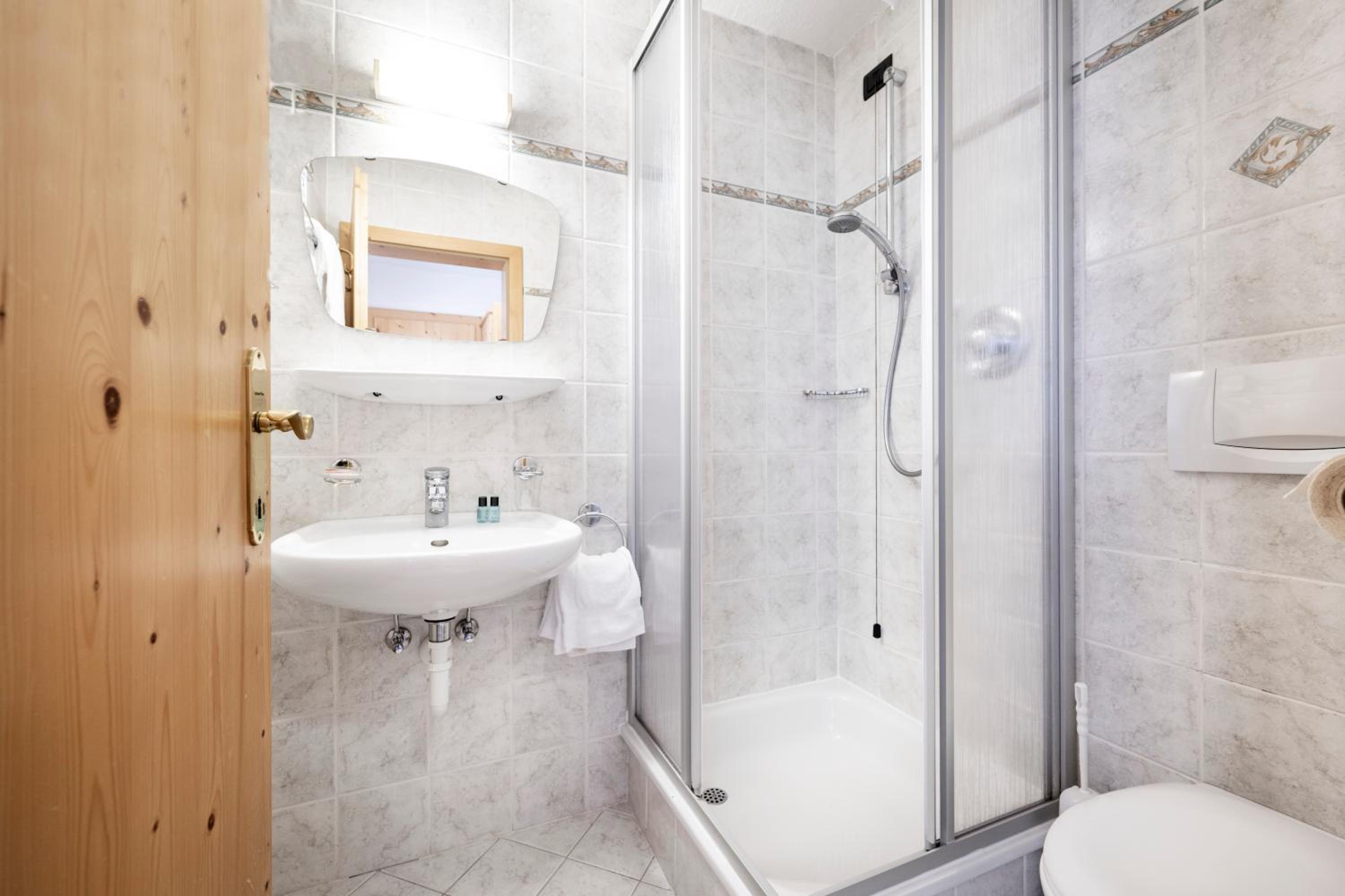 Double Room with Balcony - Photo 3