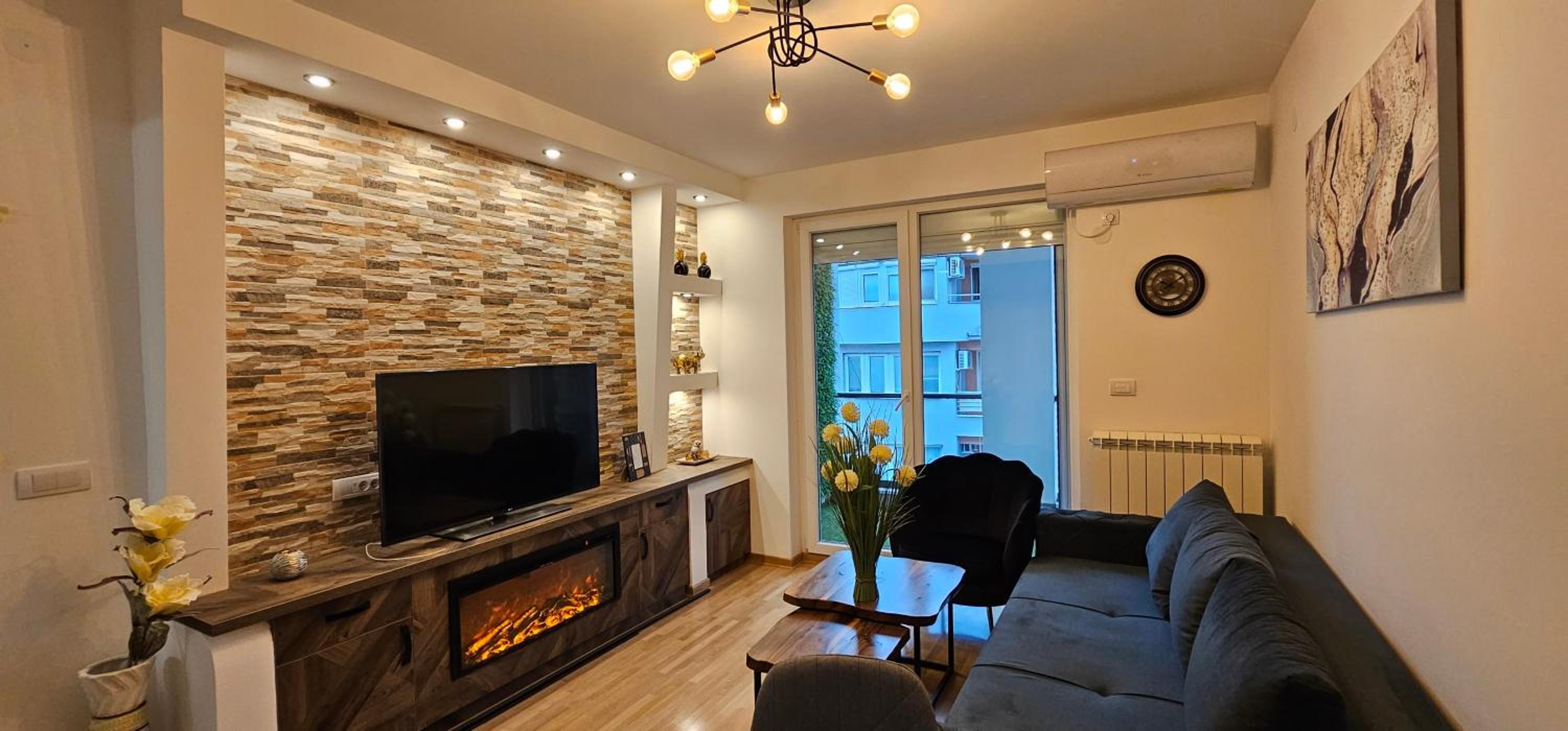 One-Bedroom Apartment photo 1