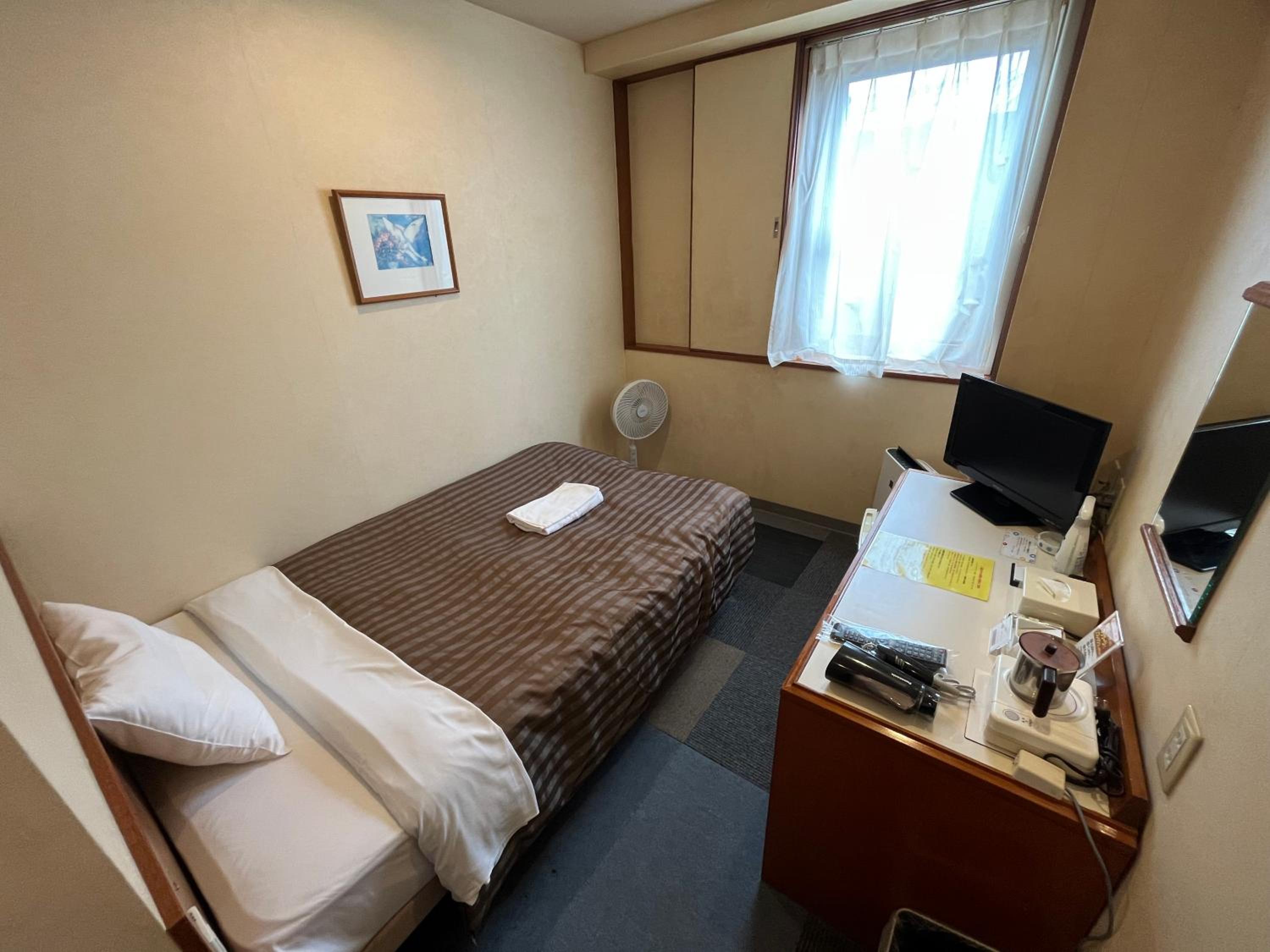 Double Room with Small Double Bed - Smoking photo 3