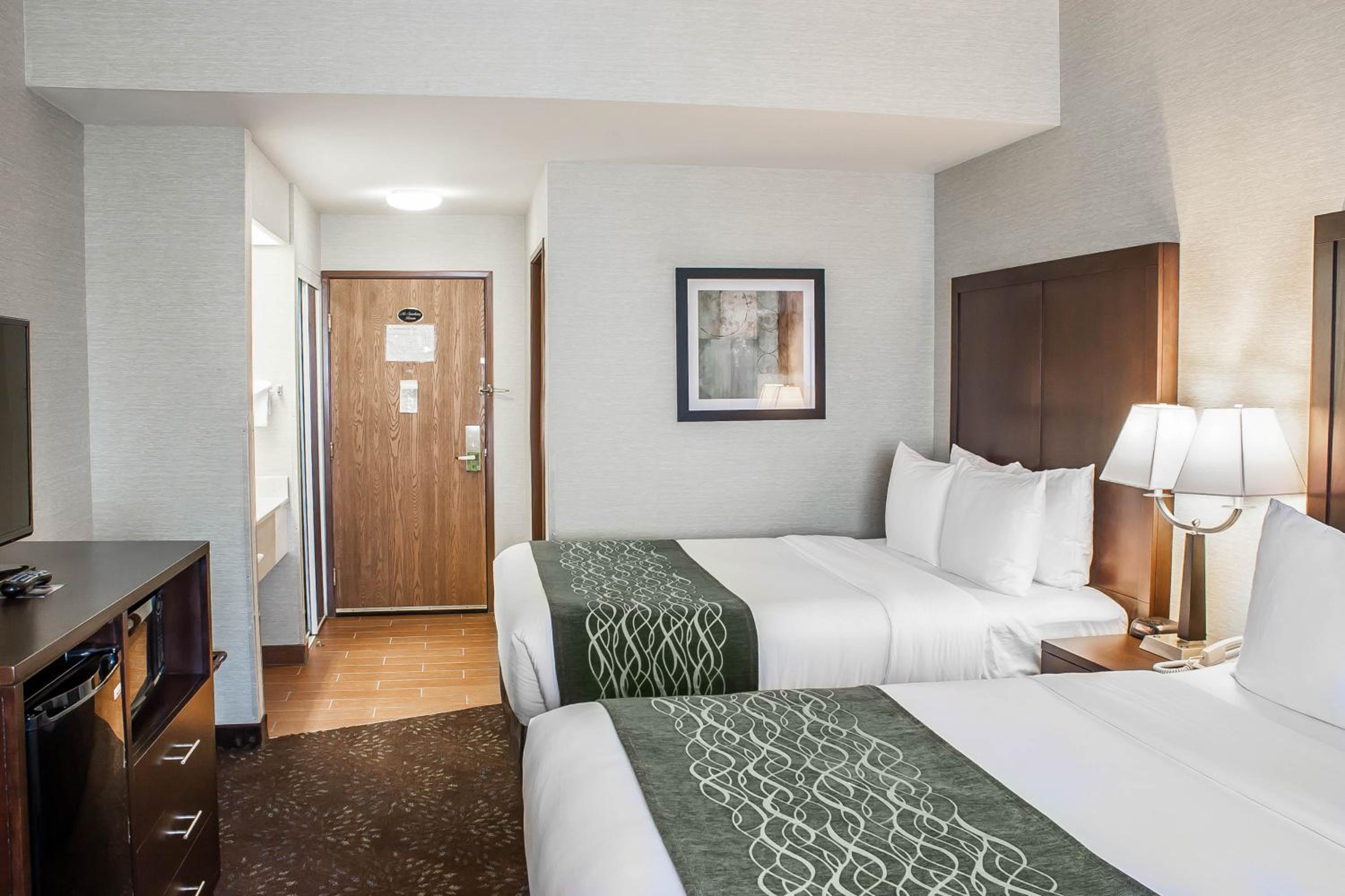 Queen Room with Two Queen Beds - Non-Smoking - Photo 4
