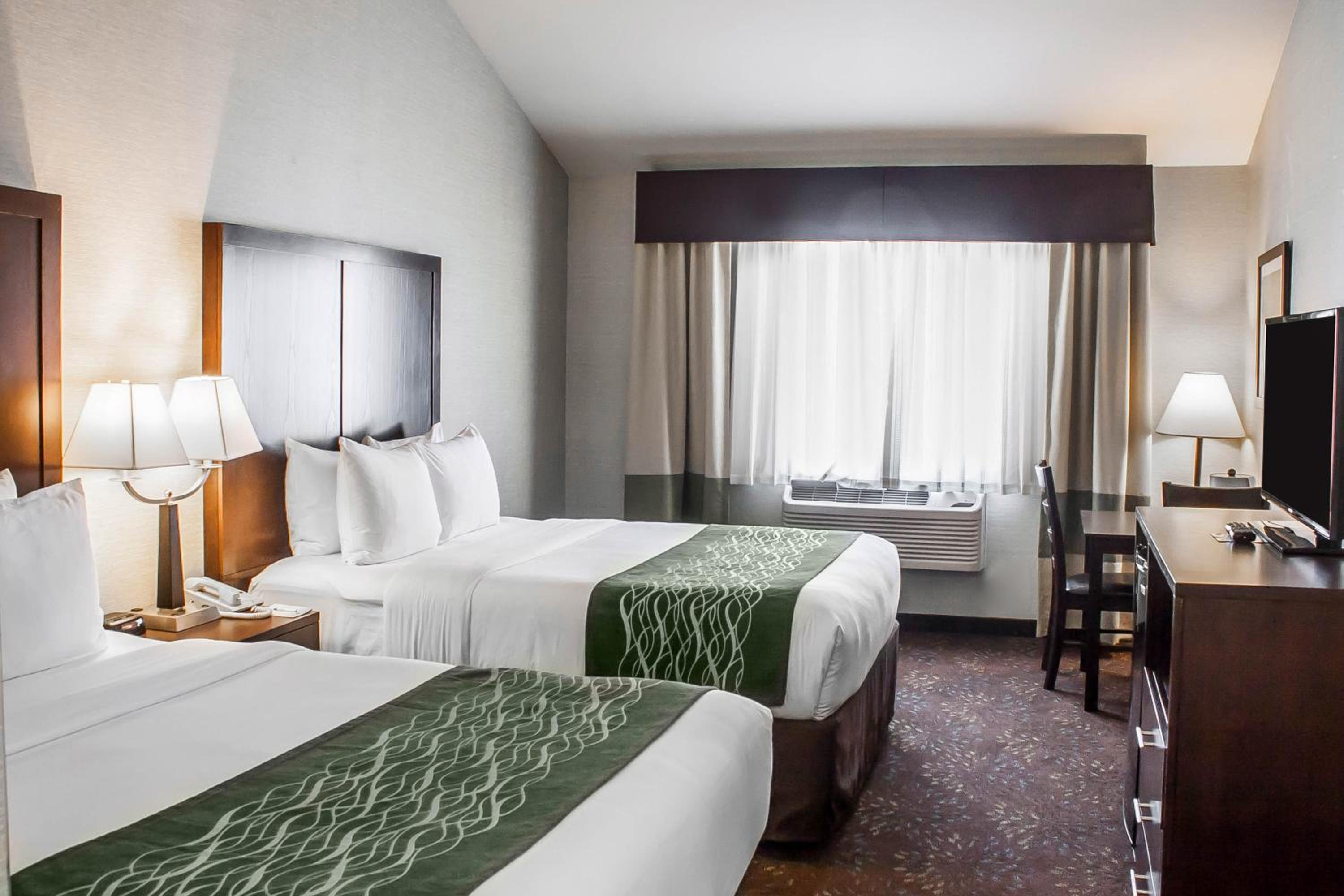 Queen Room with Two Queen Beds - Non-Smoking - Photo 2