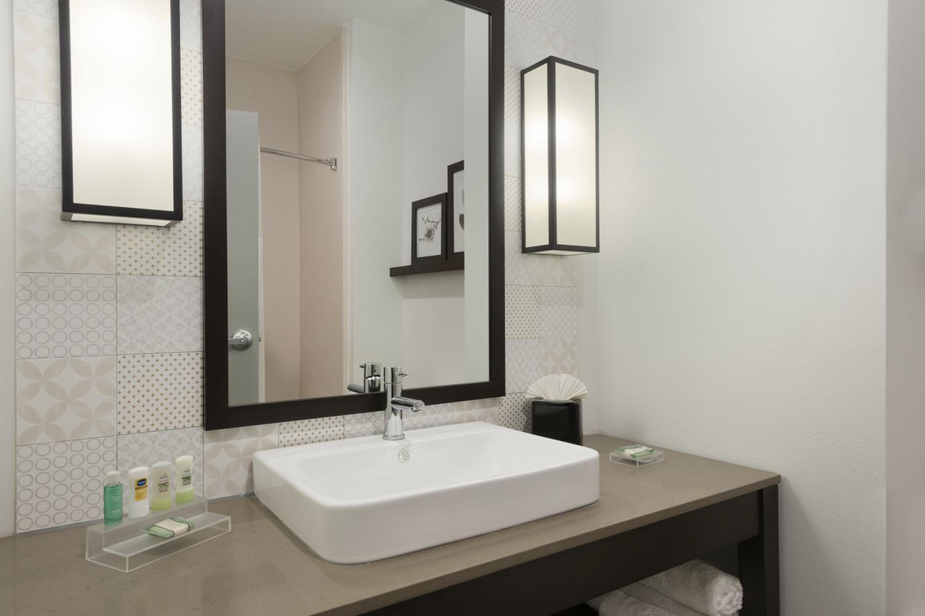 One-Bedroom King Suite - Disability Access photo 2