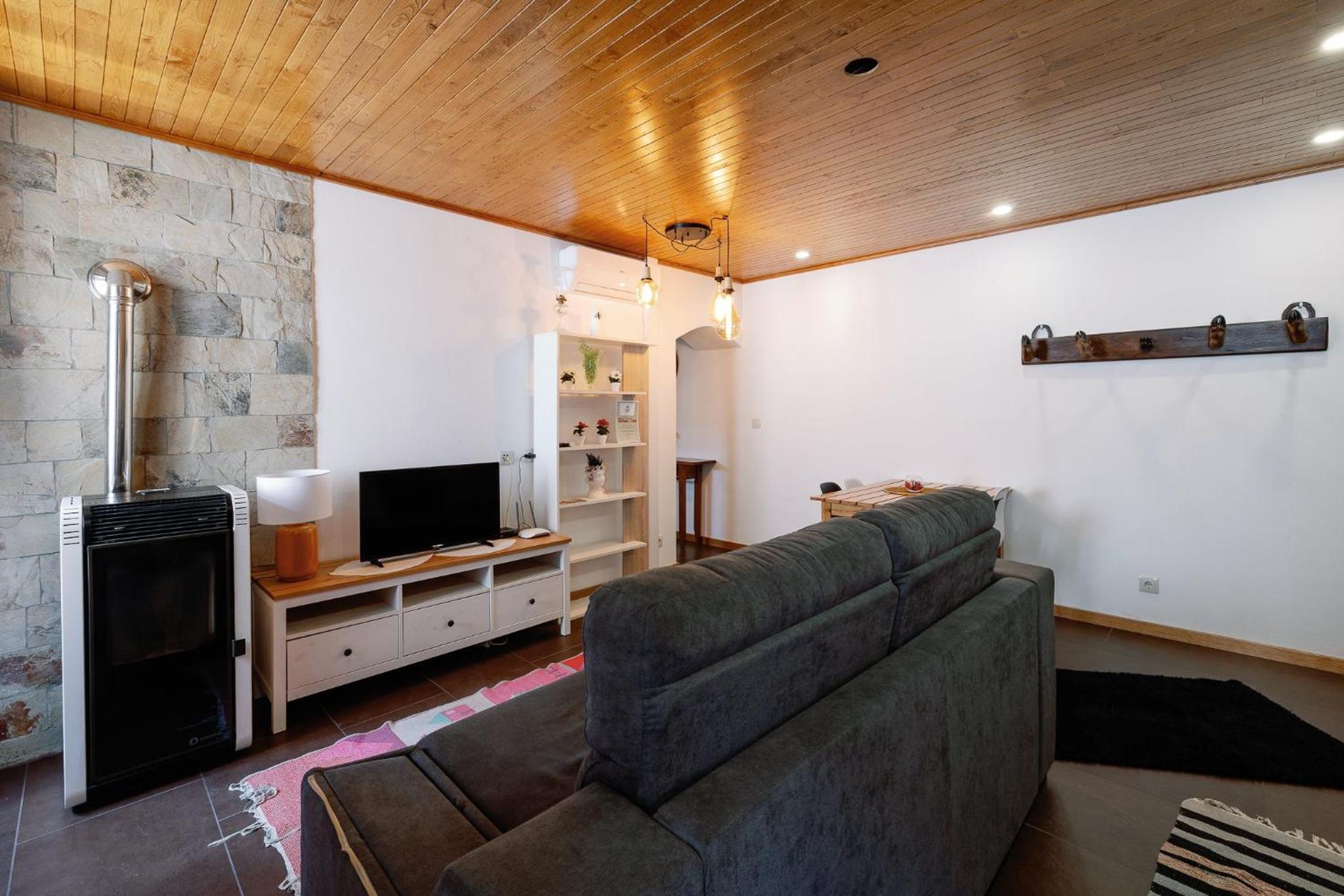 Apartment - Split Level - Photo 2