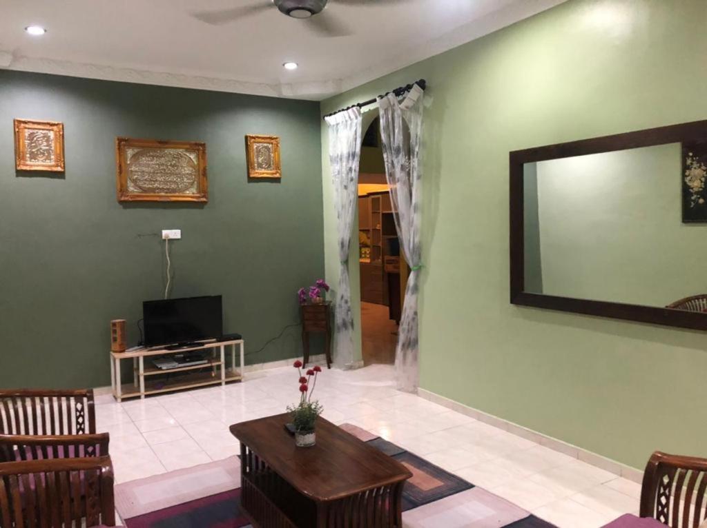 Three-Bedroom House photo 1