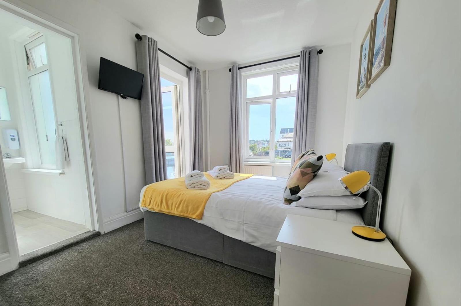 Double Room with Balcony - Photo 6
